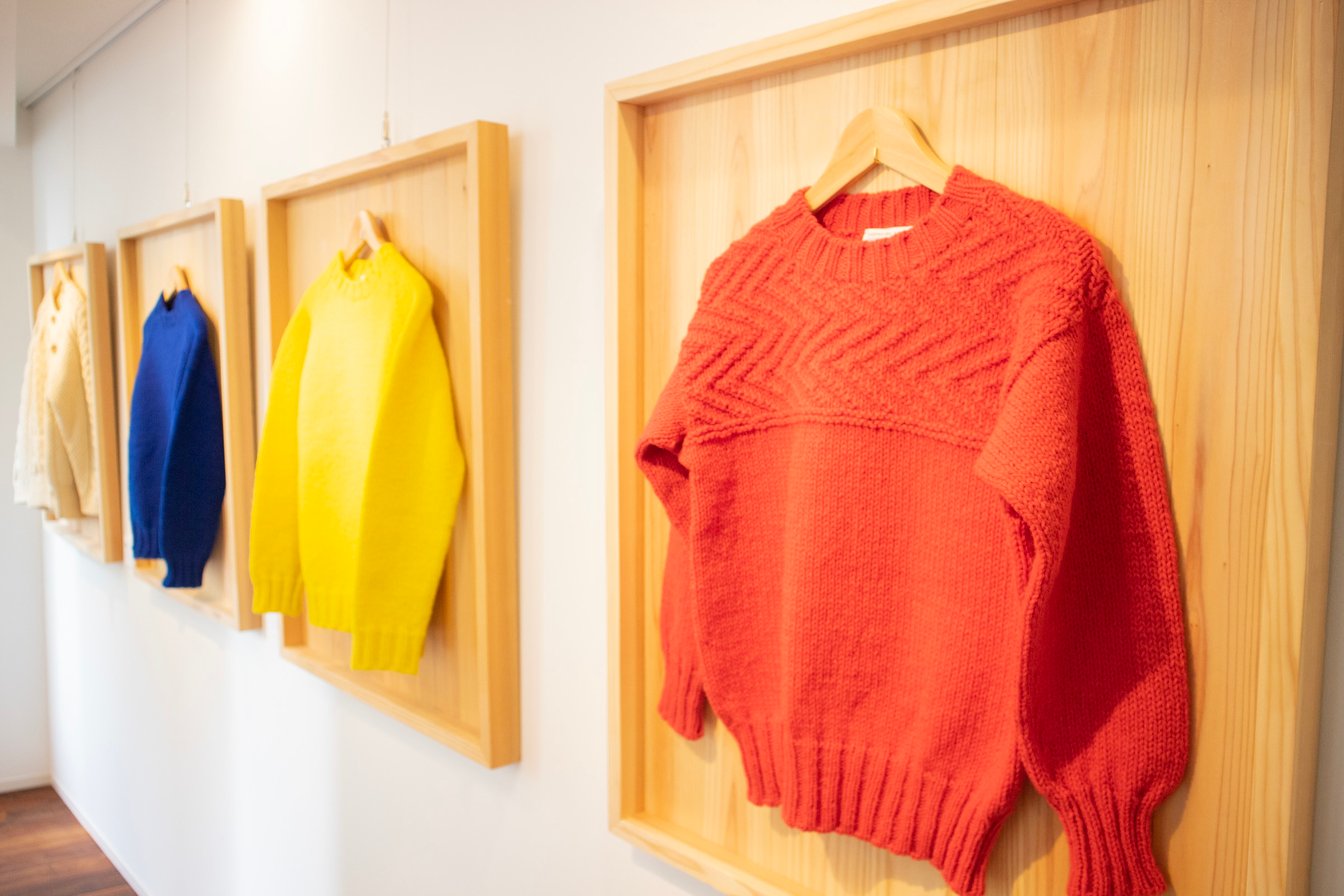 壁にディスプレイされたカラフルなニット