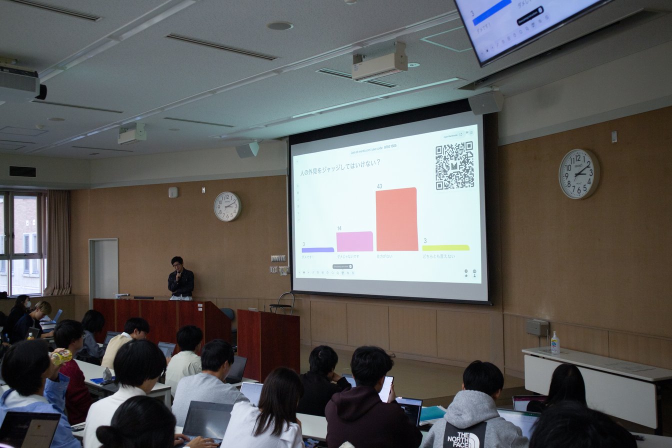 ファッション論の授業中の教室