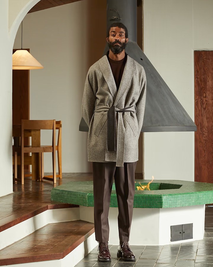 N>HOOLYWOODのフーディを着たモデル