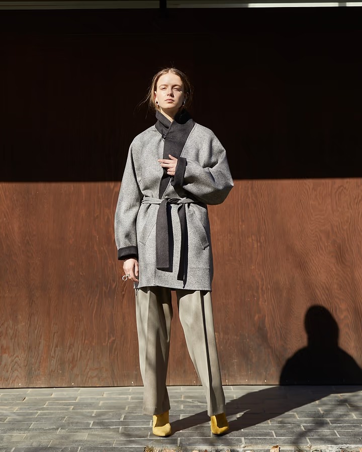 N>HOOLYWOODのフーディを着たモデル