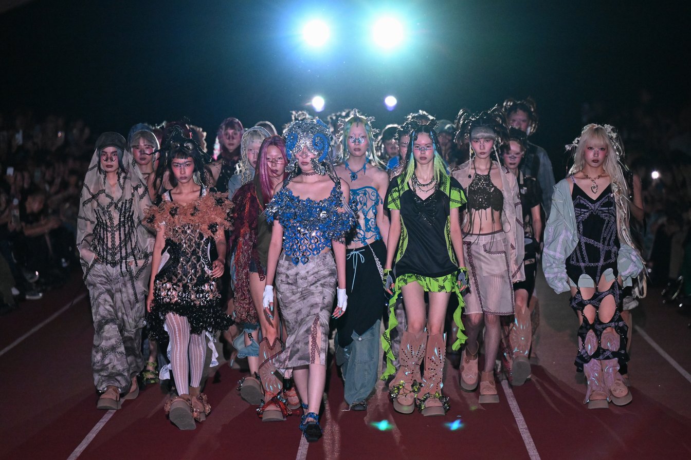 「YUEQI QI」2025年春夏コレクション ランウェイショー