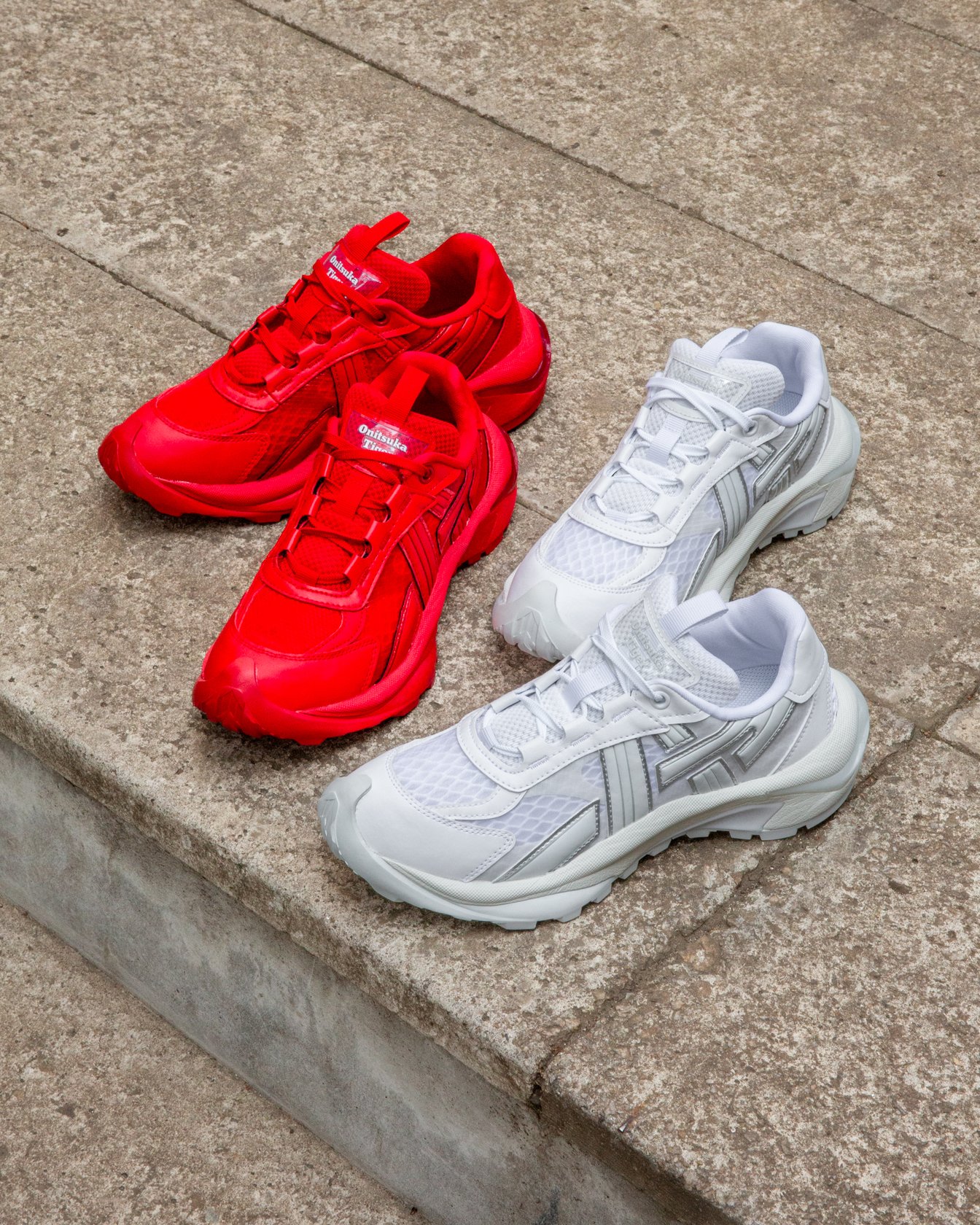 赤と白のスニーカー