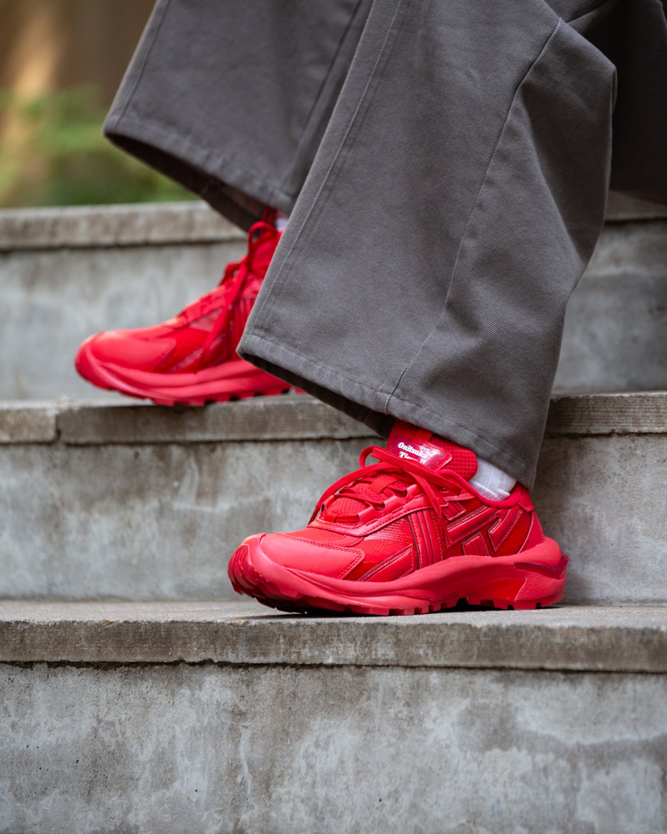 赤いスニーカーを履いた足元