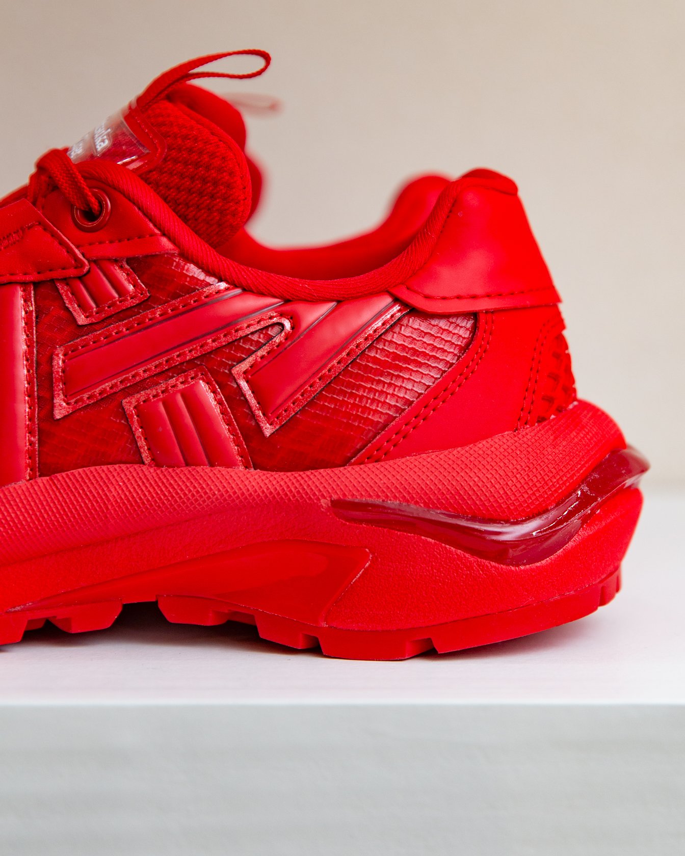 スニーカーのヒール部分