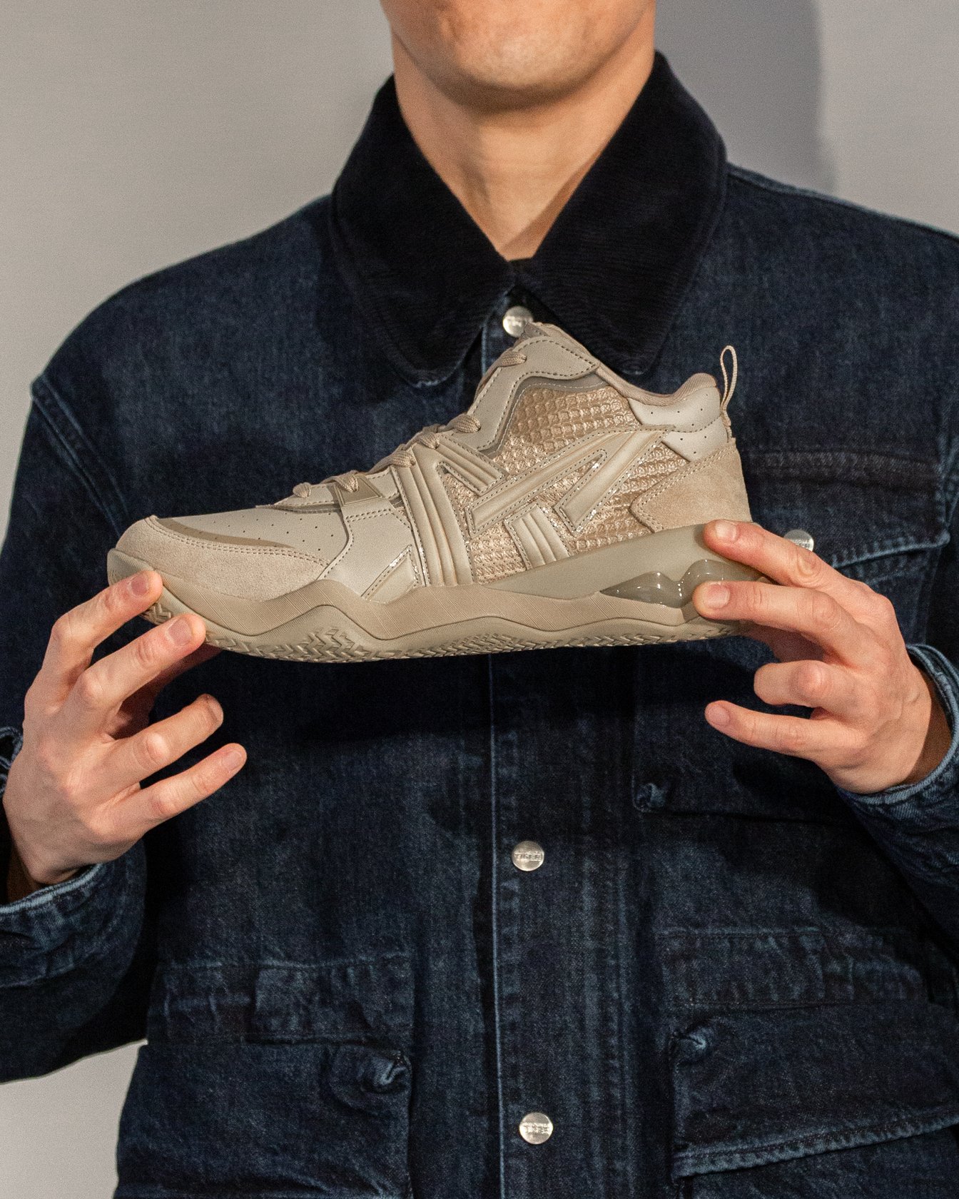 ブラウンのスニーカー