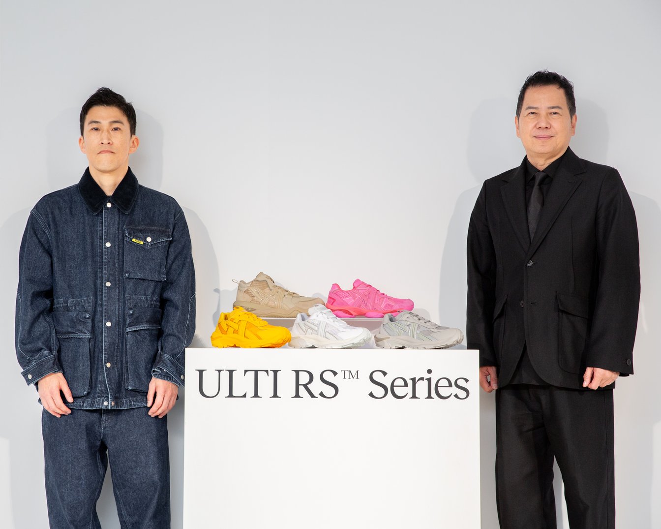 (左から)新シリーズ発表会に登壇した国分大輔オニツカタイガーデザイン開発マネジャー、庄田良二オニツカタイガーカンパニー長