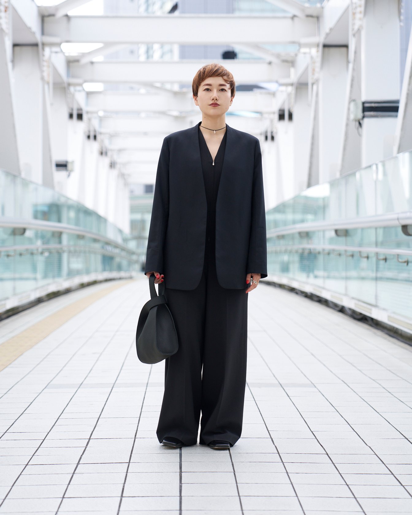 パキダムのレザーバッグを持ったモデル