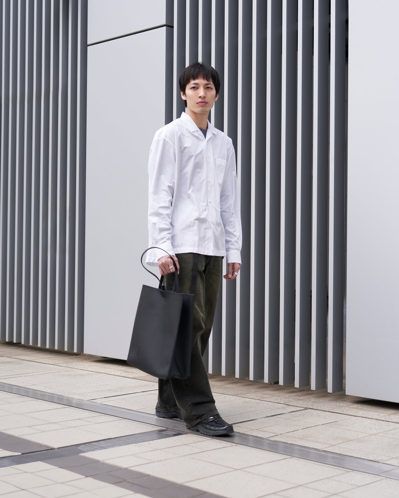 パキダムのレザーバッグを持ったモデル