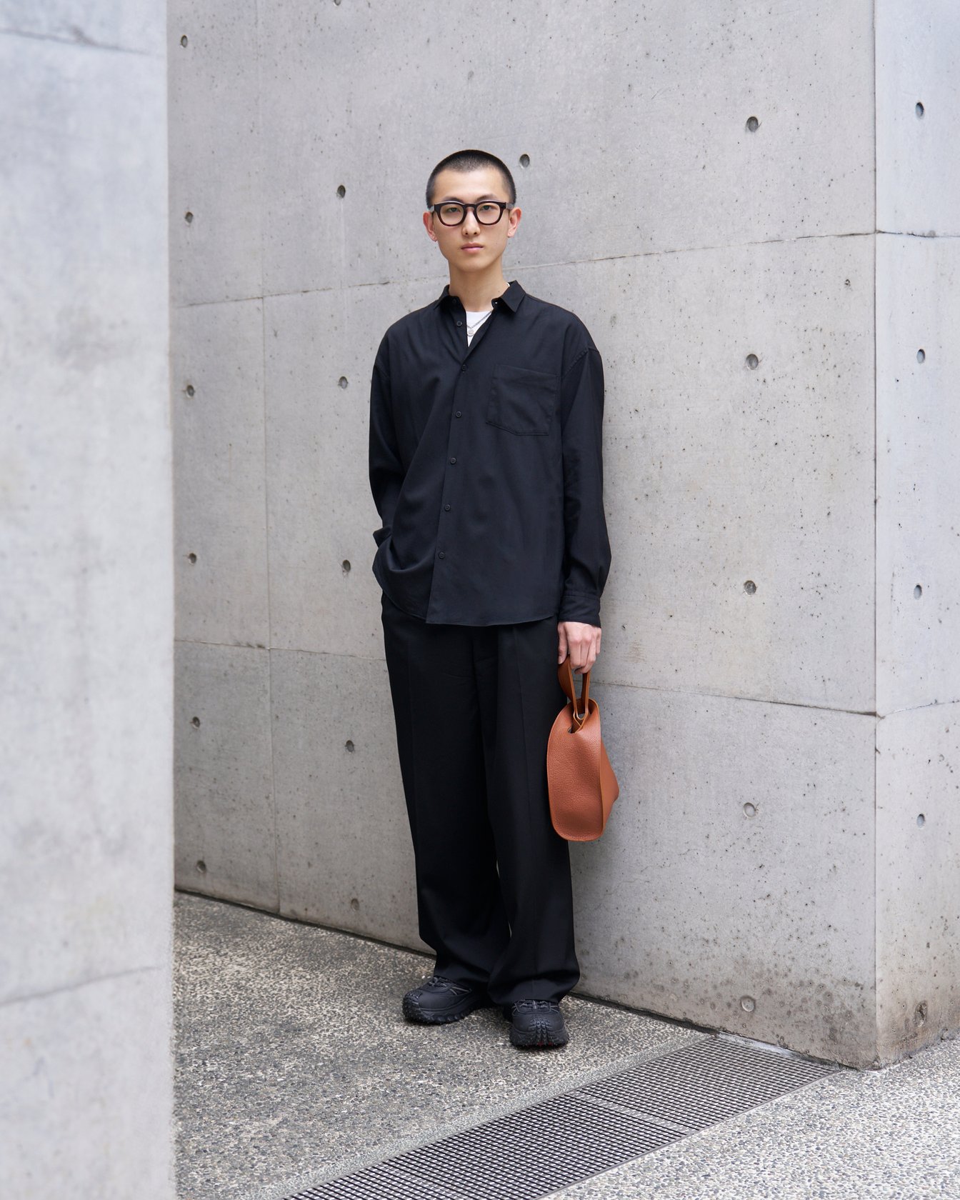 パキダムのレザーバッグを持ったモデル