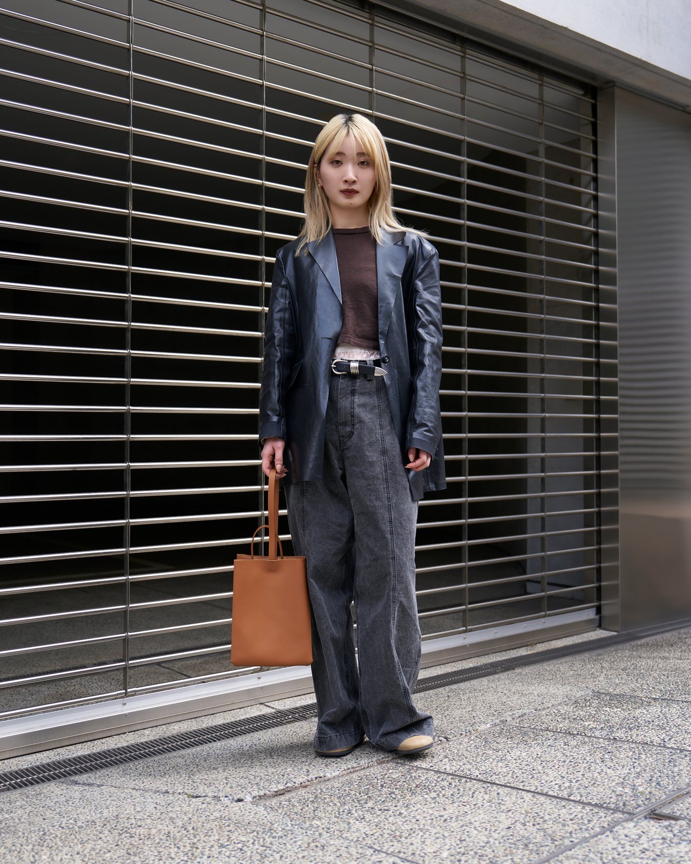 パキダムのレザーバッグを持ったモデル