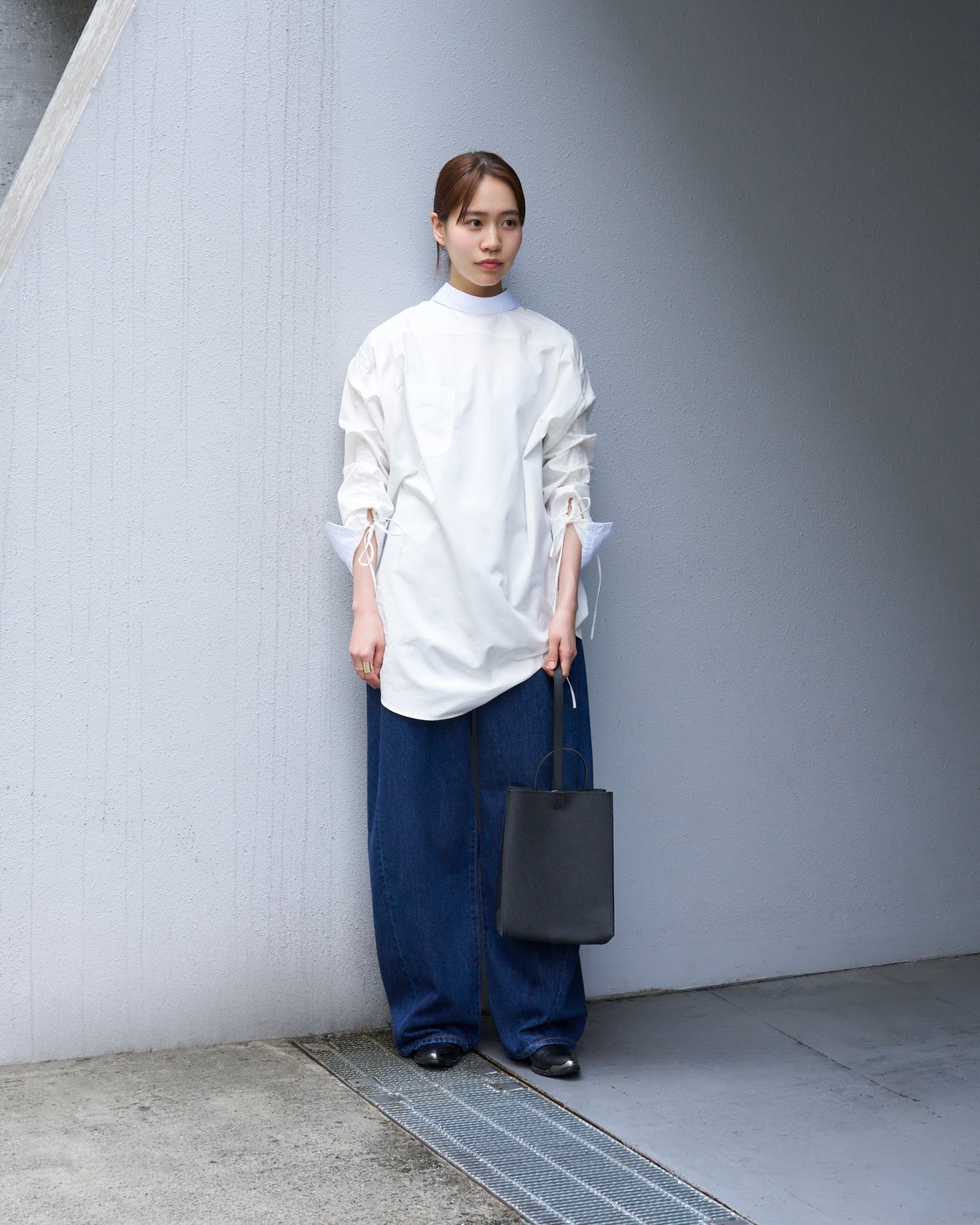 パキダムのレザーバッグを持ったモデル