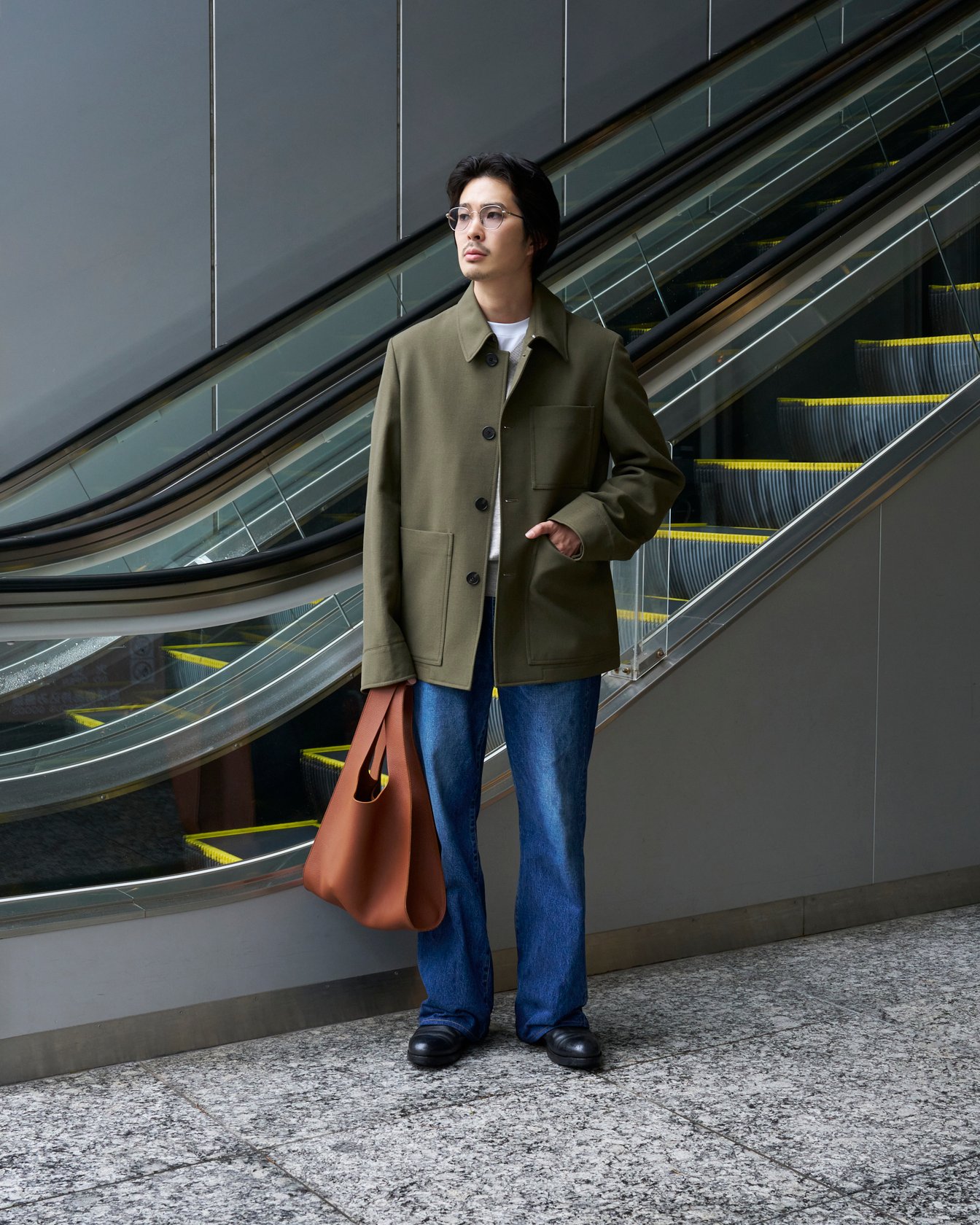 パキダムのレザーバッグを持ったモデル