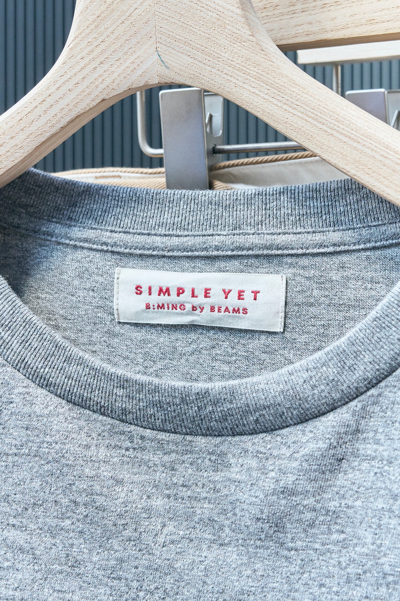 赤字ロゴのブランドタグ