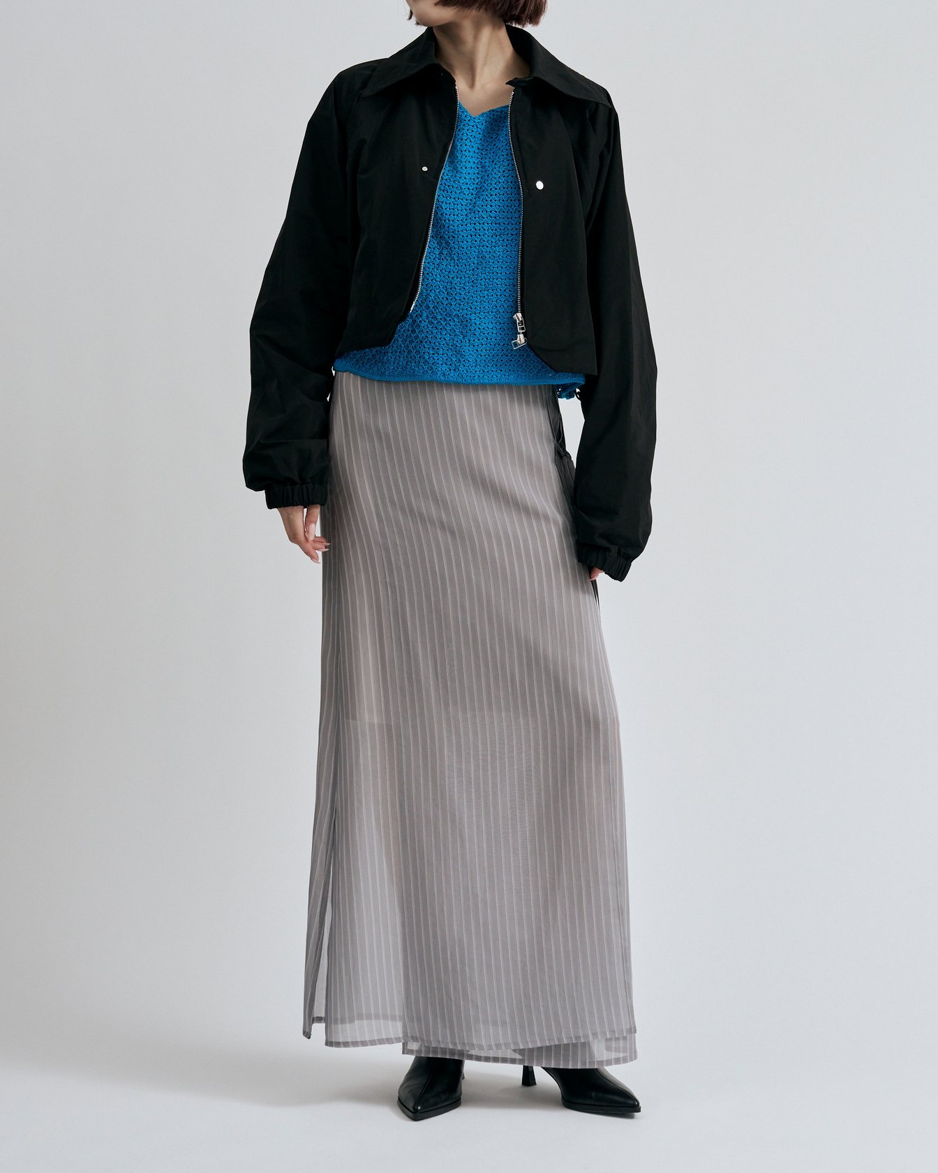 NTNのジャケットを着たモデル