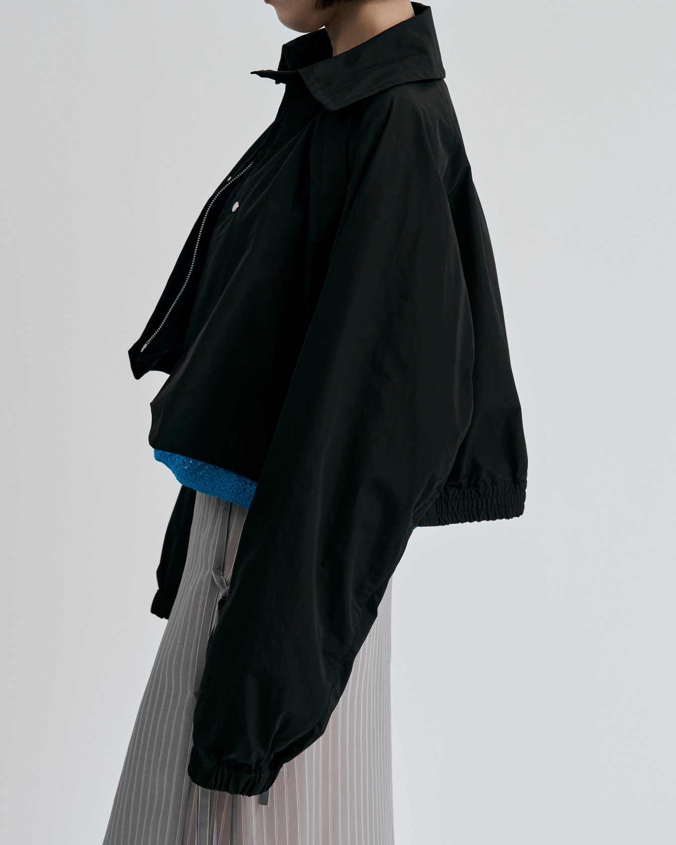 NTNのジャケットを着たモデル