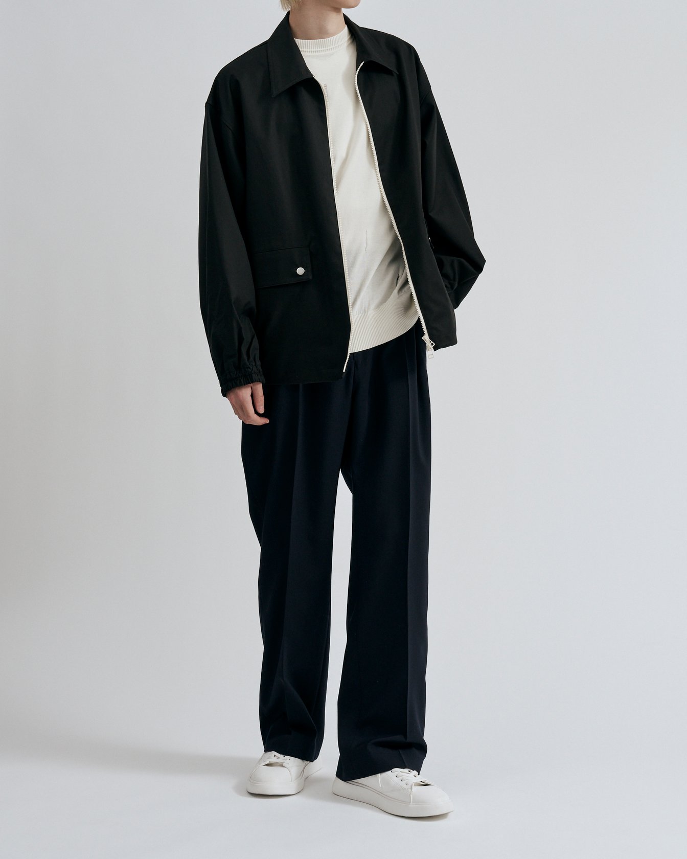 チノのジップアップブルゾンを着たモデル