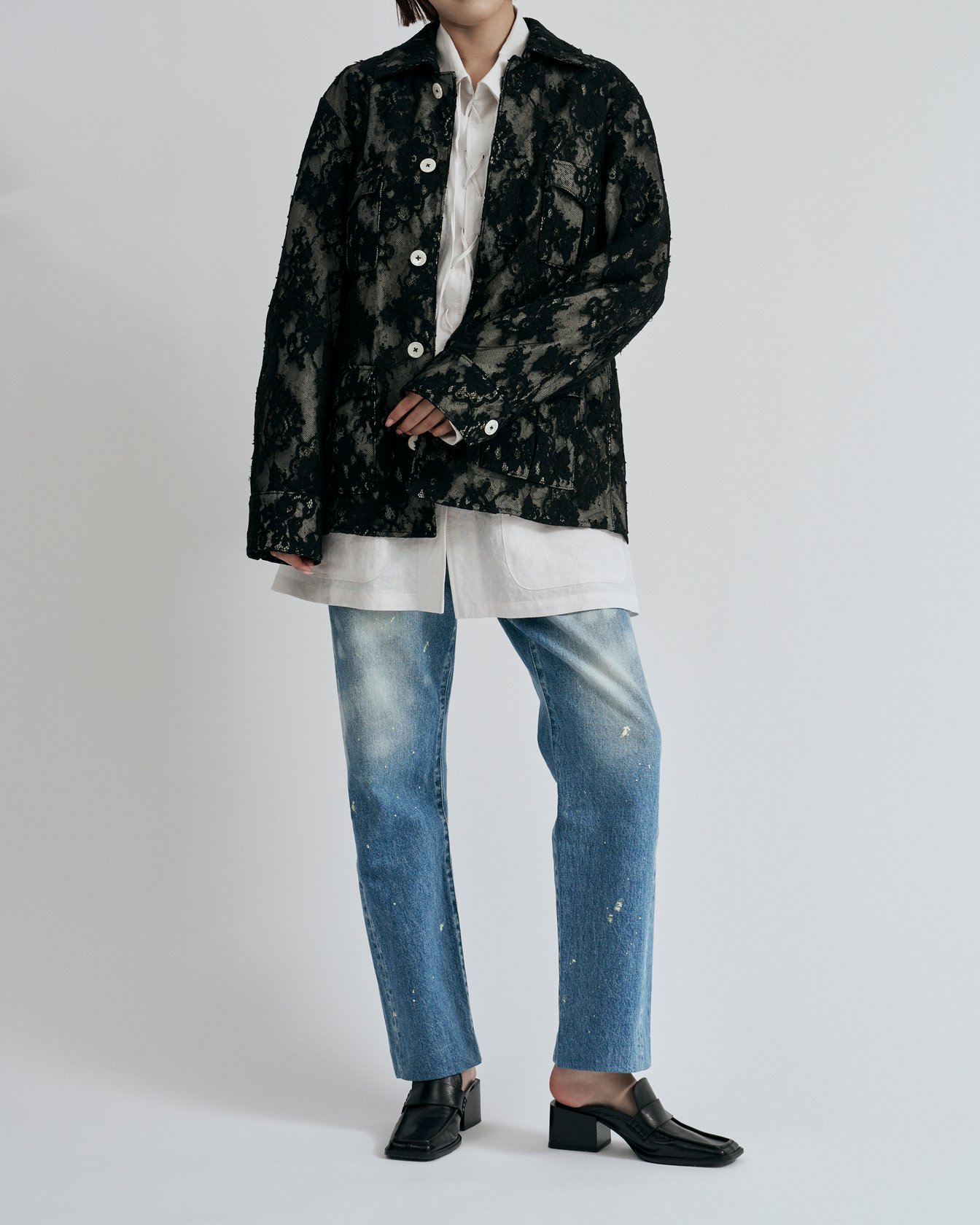 ヴィヴィアーノのジャケットを着たモデル