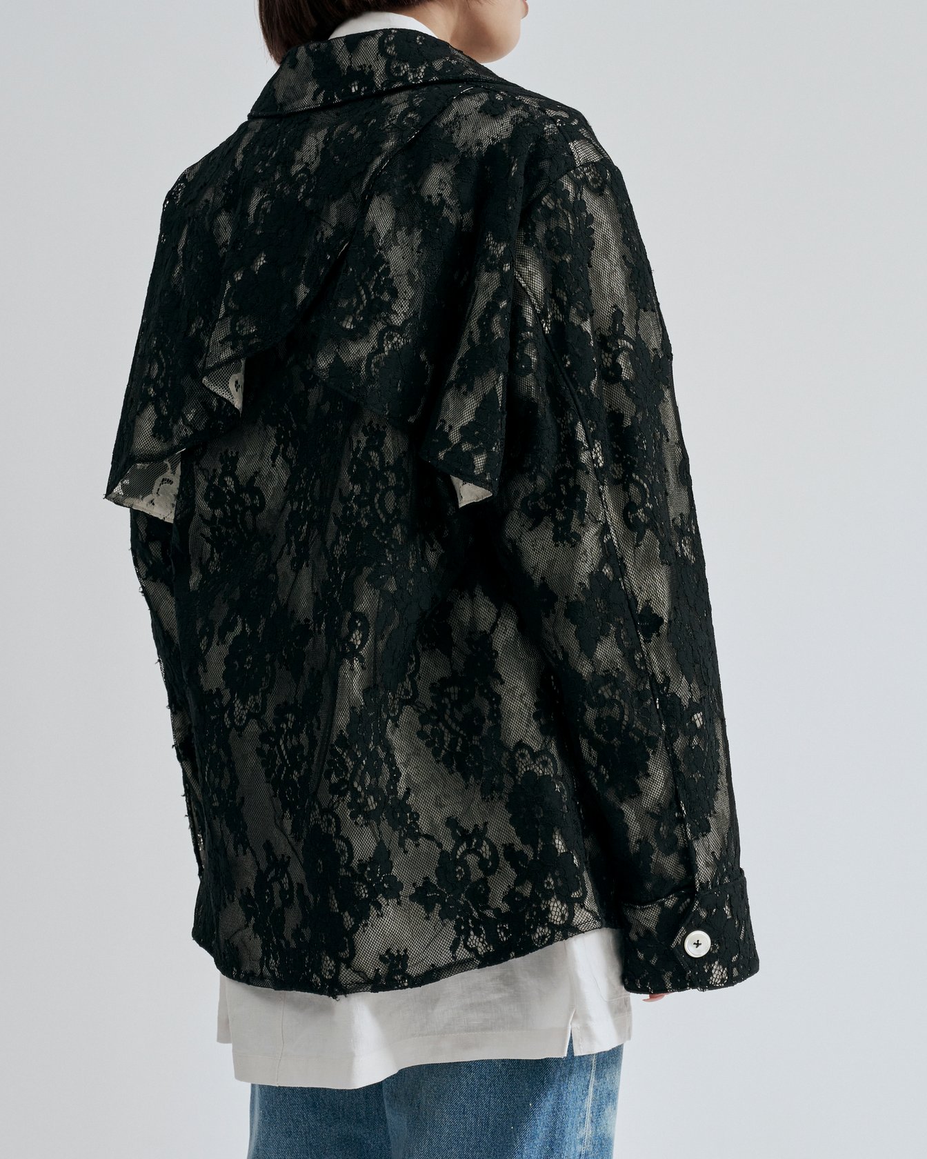 ヴィヴィアーノのジャケットを着たモデル