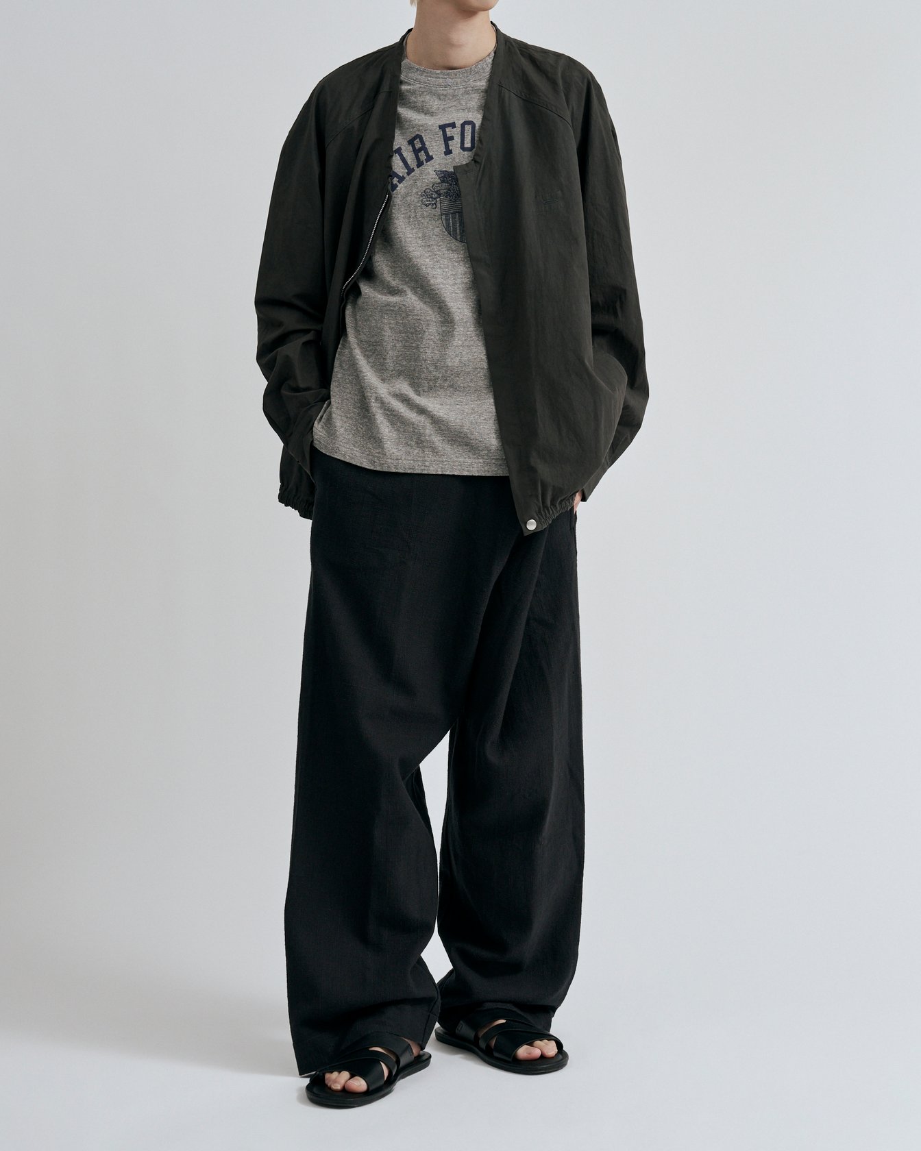 ユースオブザウォーターのジャケットを着たモデル