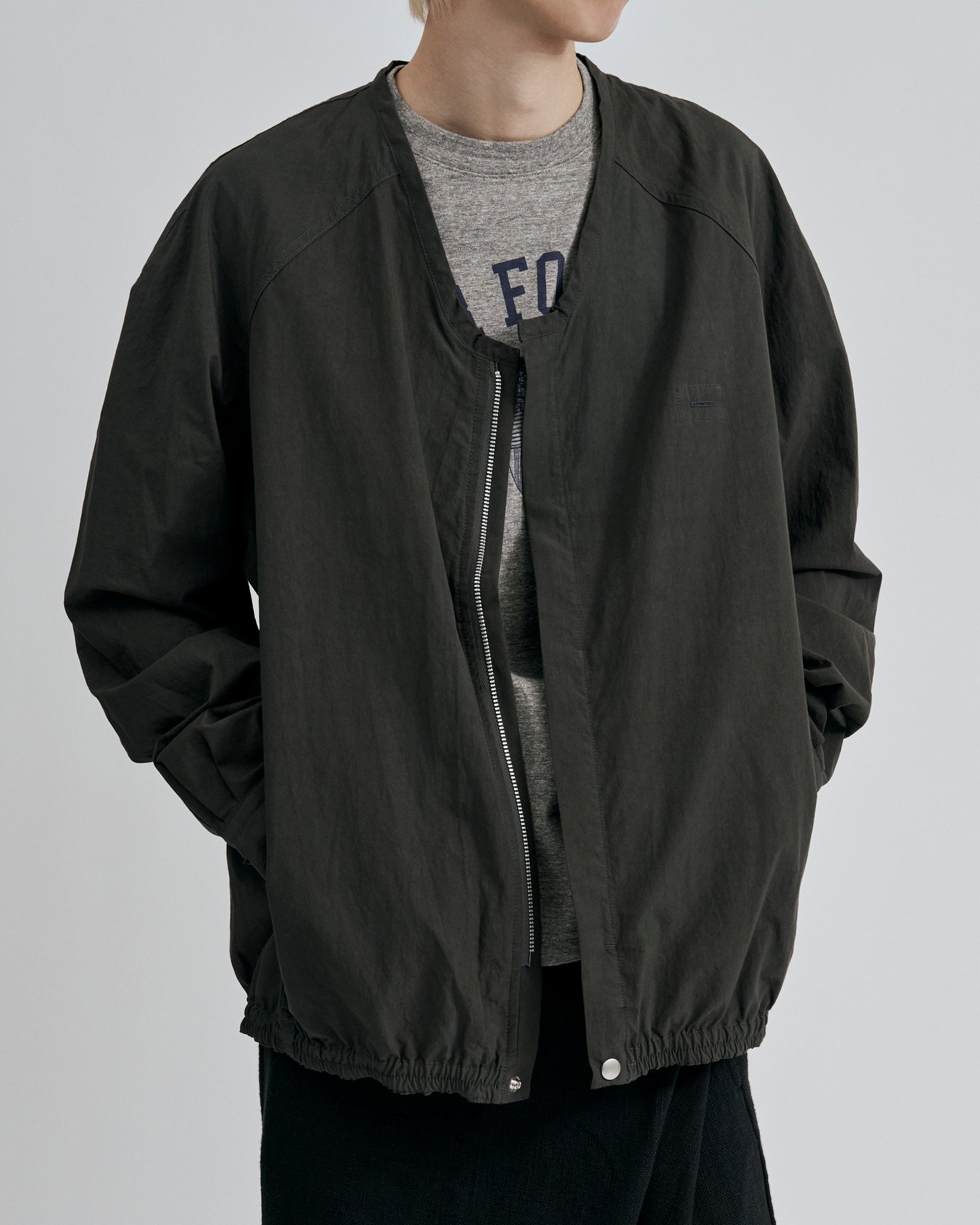 ユースオブザウォーターのジャケットを着たモデル