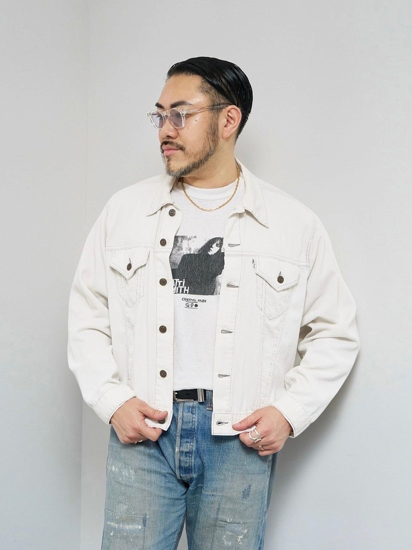 リーバイス 70505 コーデュロイジャケットを着る男性