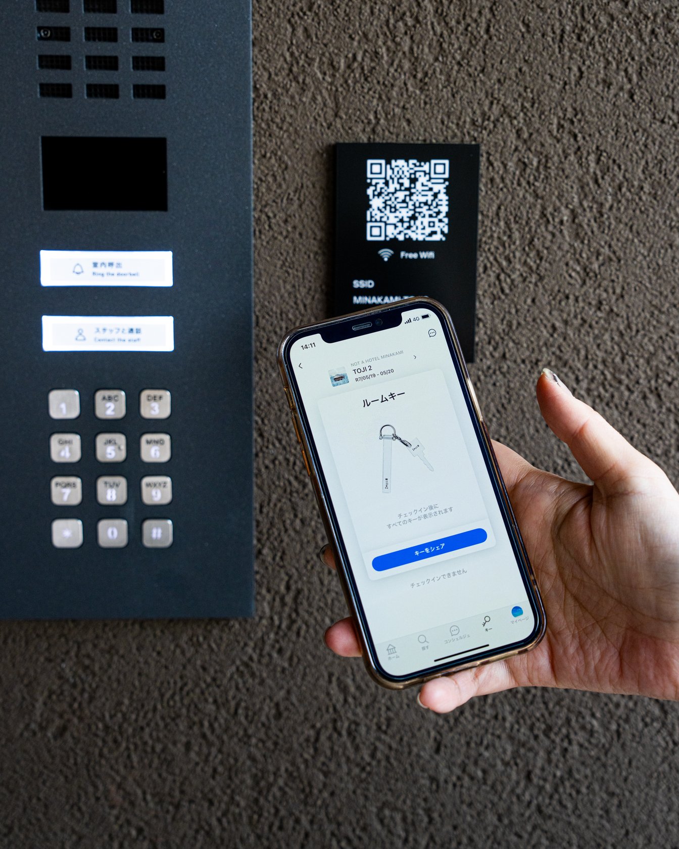 スマホアプリでチェックインする様子