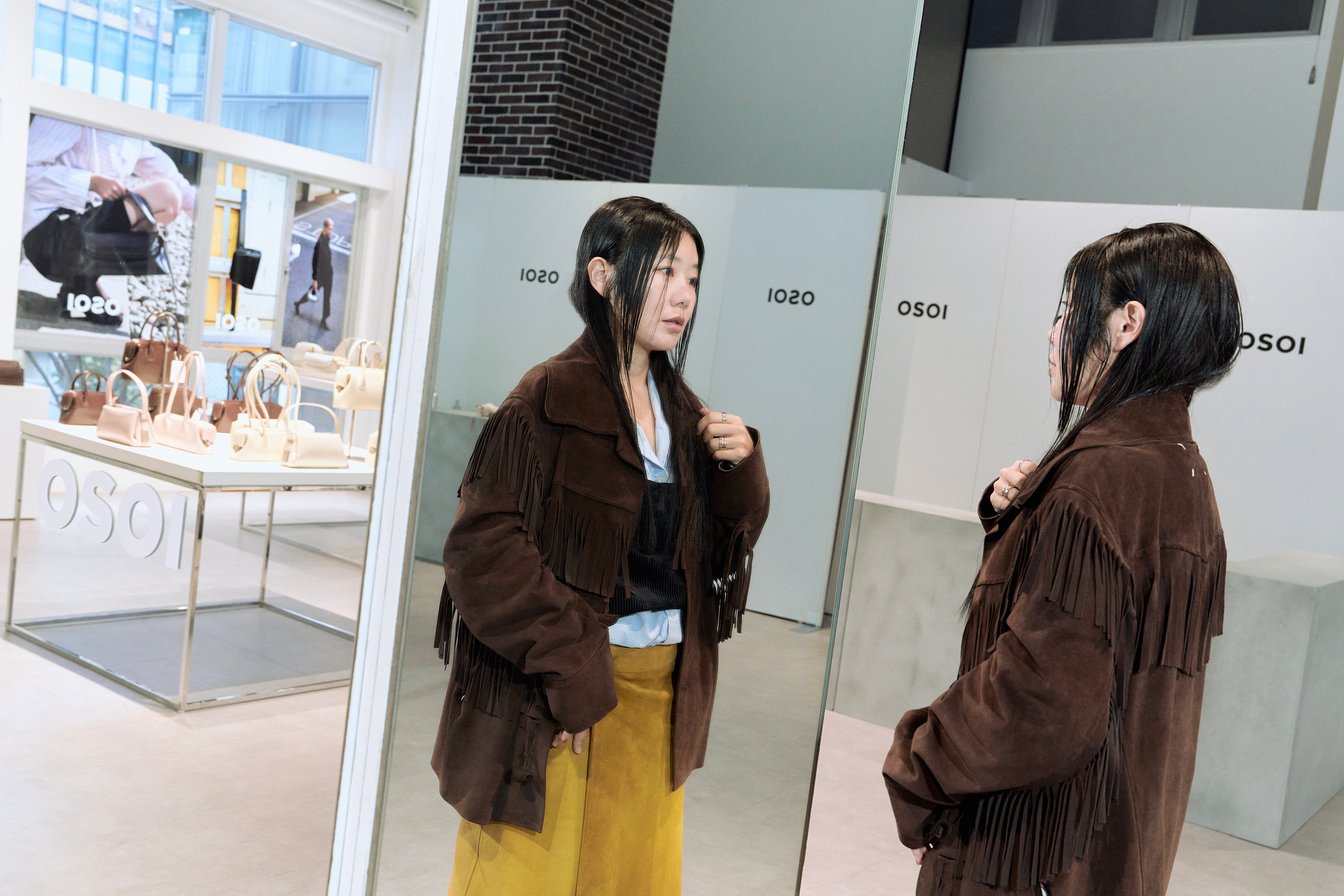 鏡の前に立つヒージン?カン氏