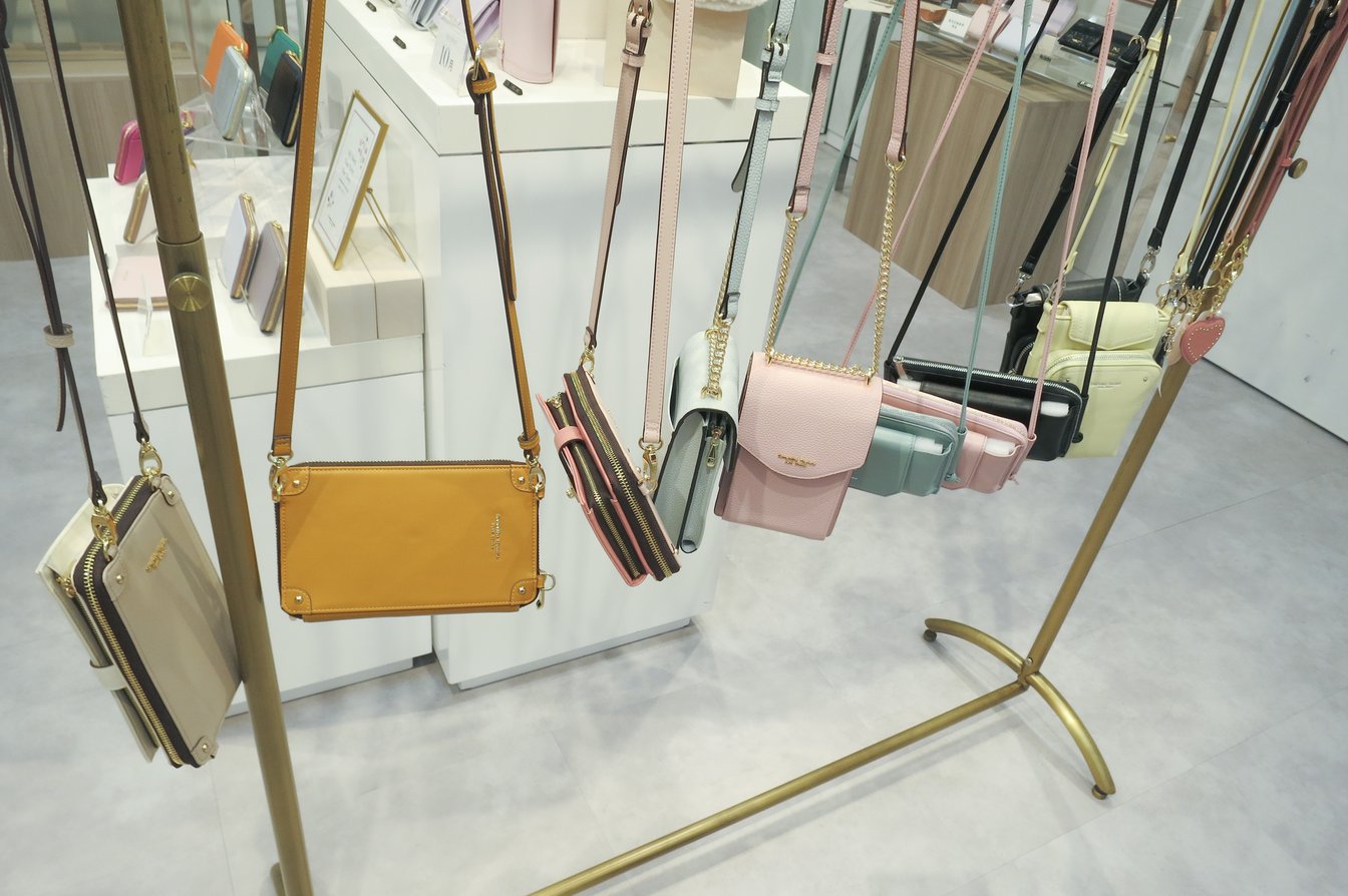 ラックにかかったミニバッグ