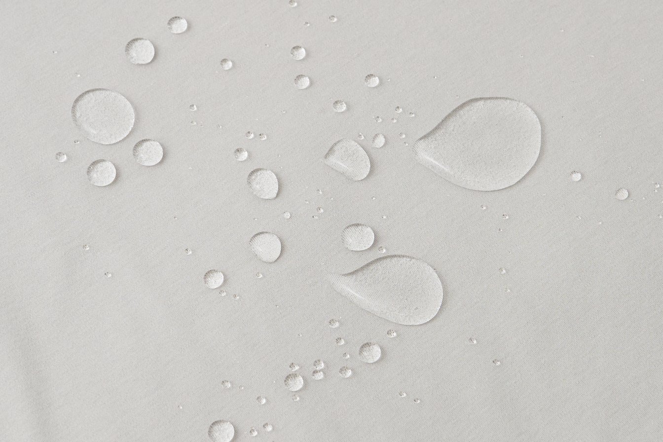 「ティティベイト」汗染み防止Tシャツの撥水力