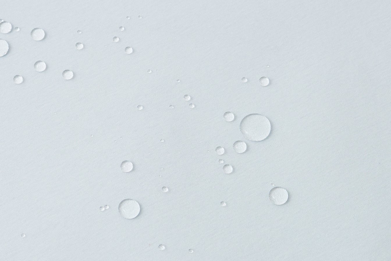 「ユアーズ」汗染み防止Tシャツの撥水力