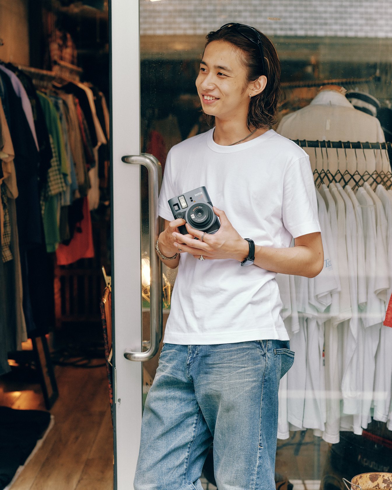 古着屋 sui vintageの入り口に立つ木谷生