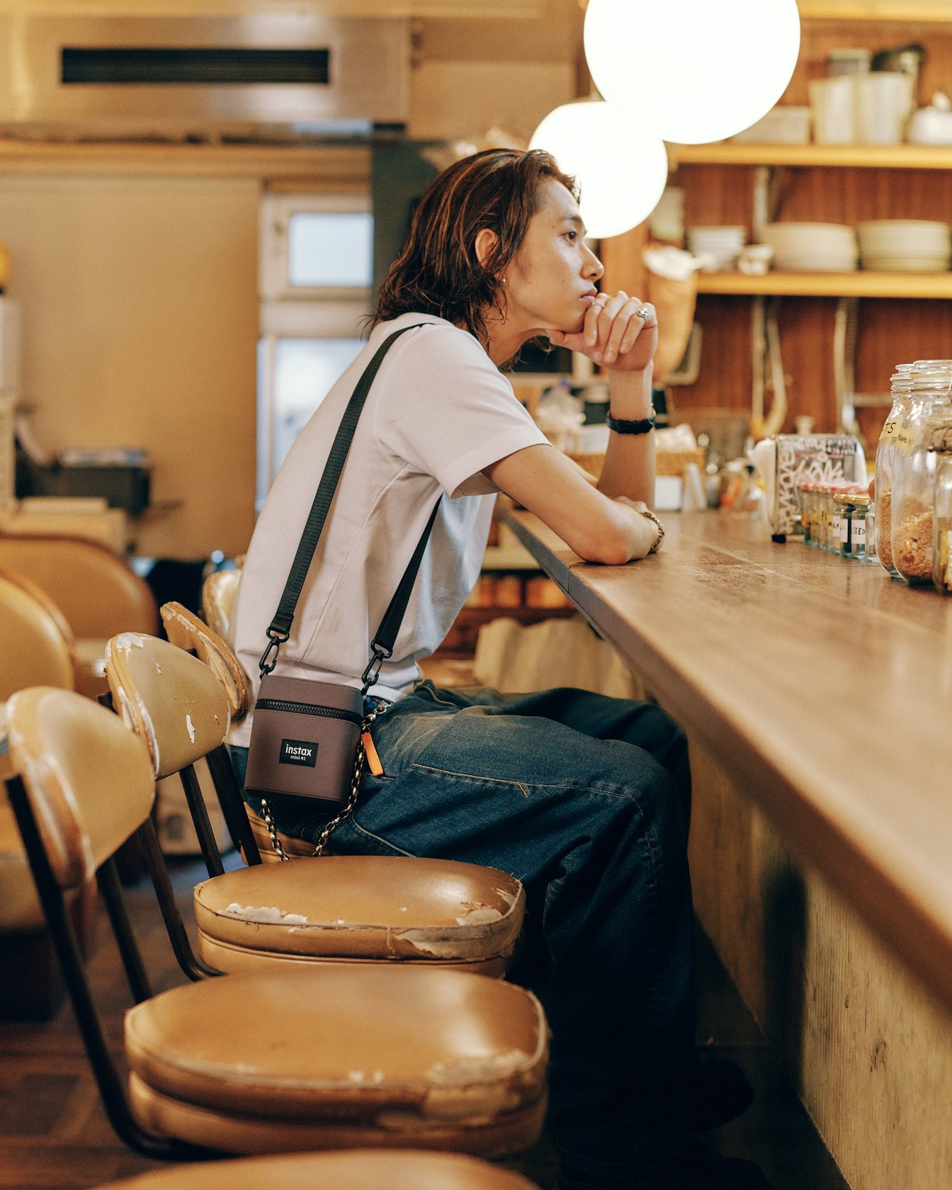 レストラン BREAKFAST CLUBのカウンターに座る立つ木谷生