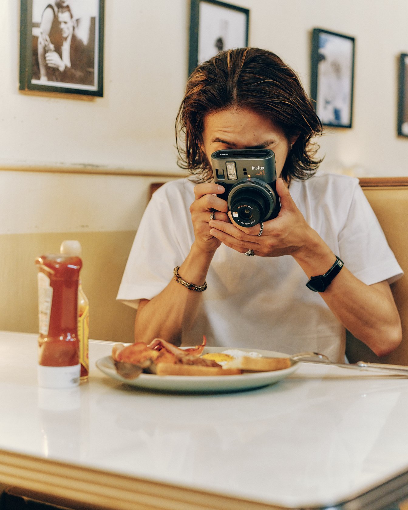 料理の写真を撮る木谷生