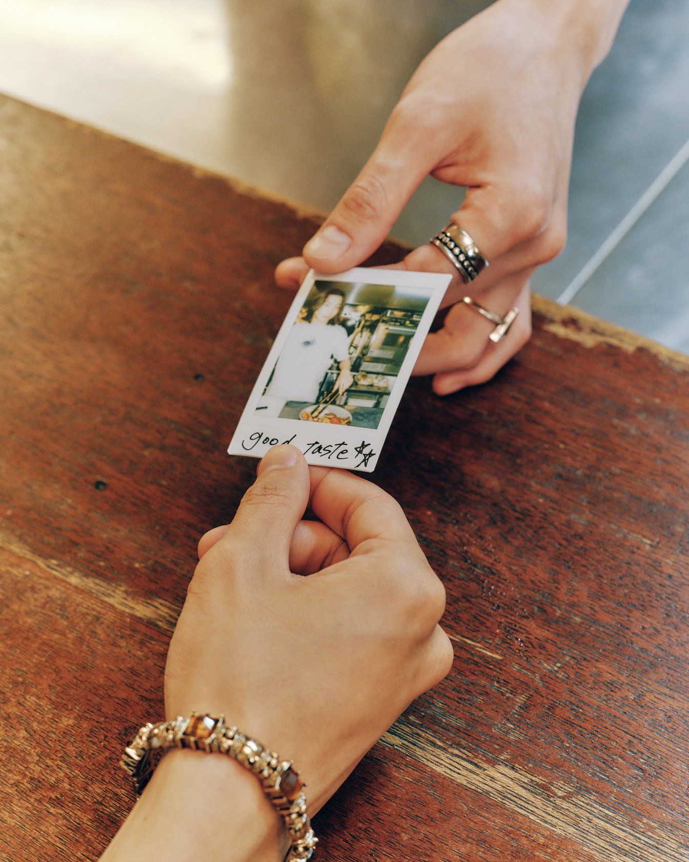 instaxで撮影したチェキを手渡す写真