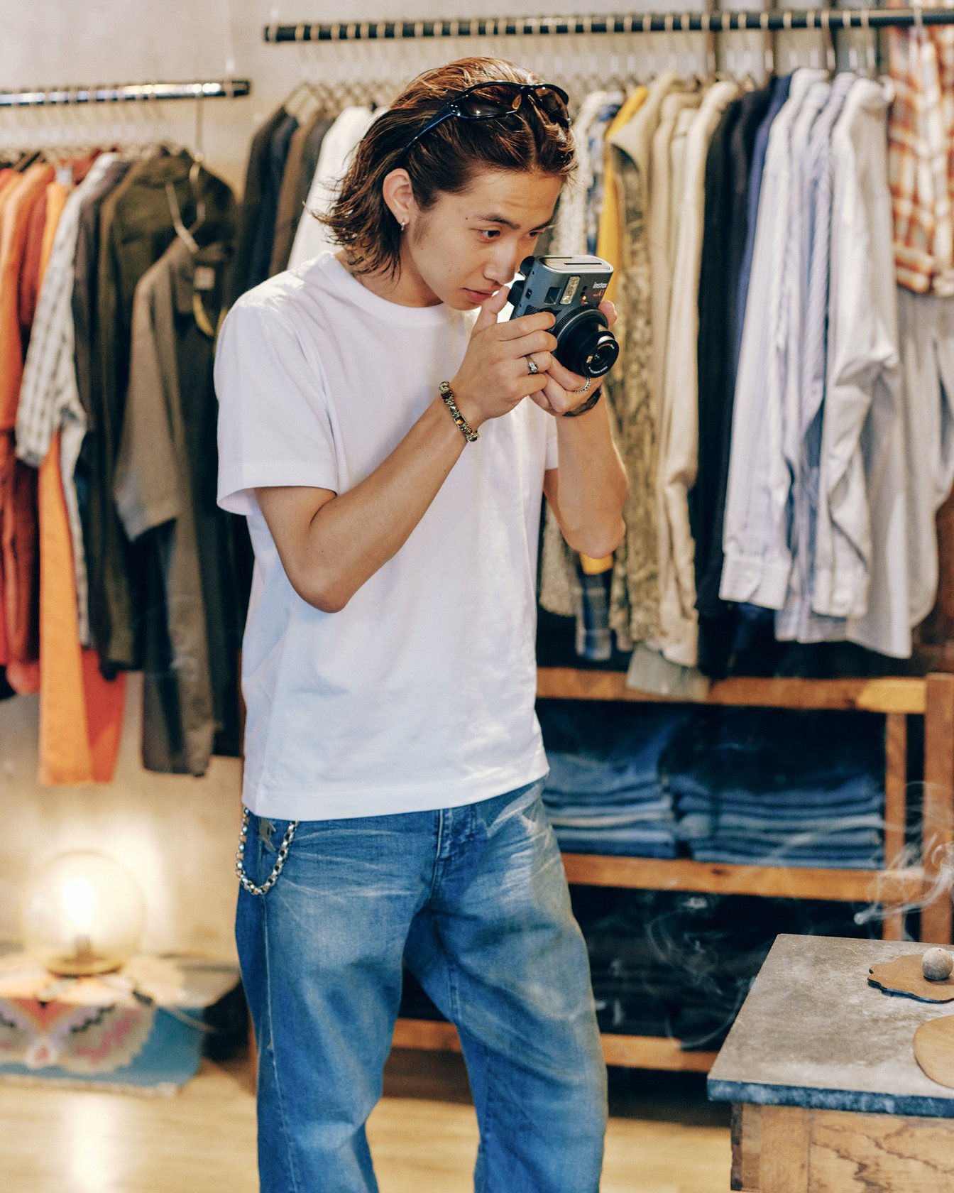 古着屋を撮影する木谷生
