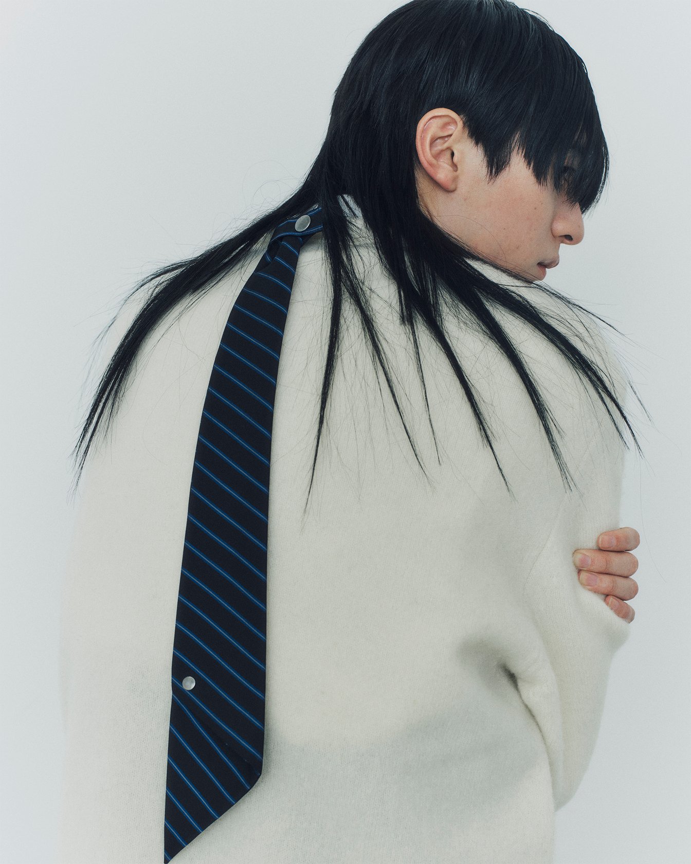 タムのネクタイを巻いたモデル