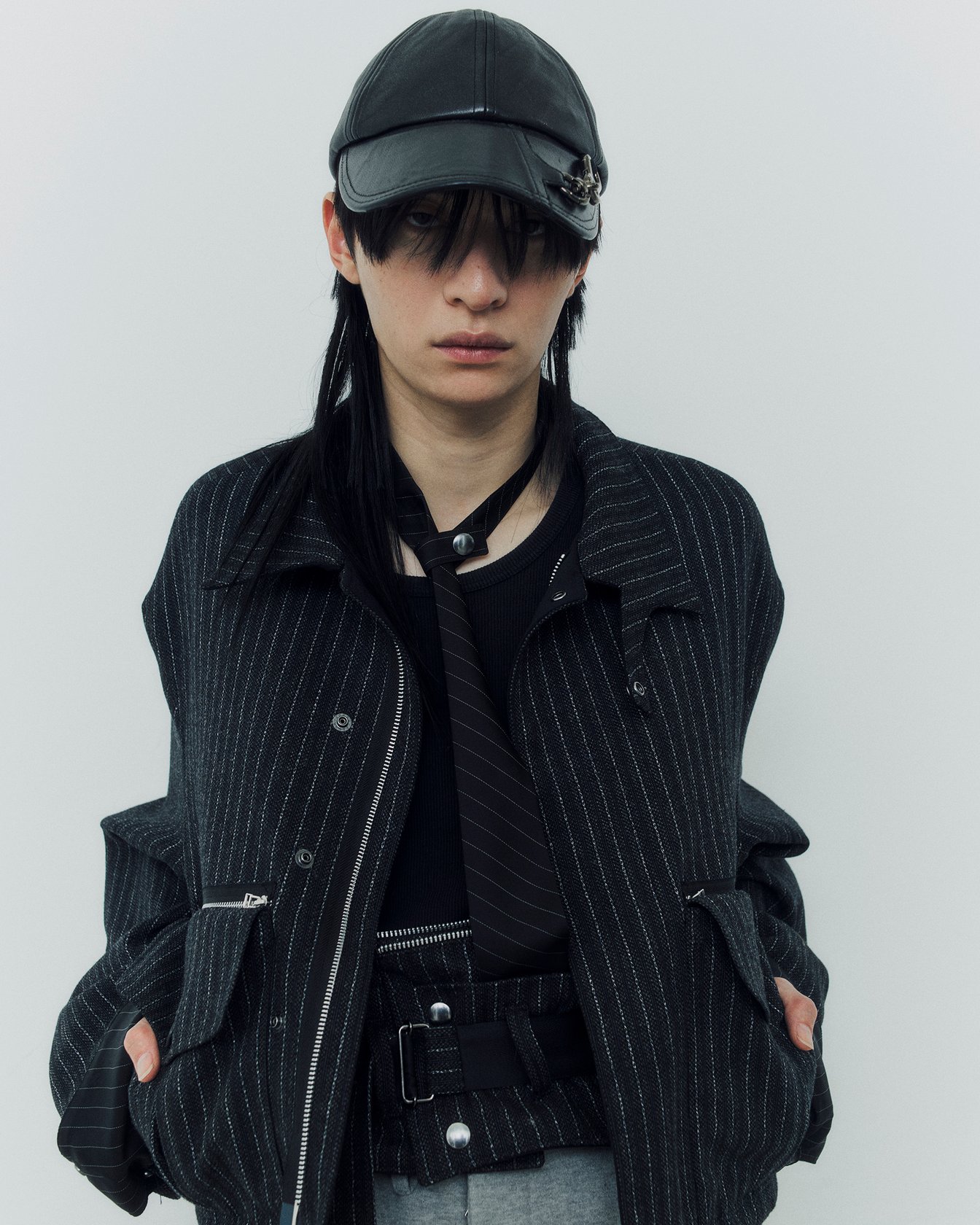 タムのネクタイを巻いたモデル