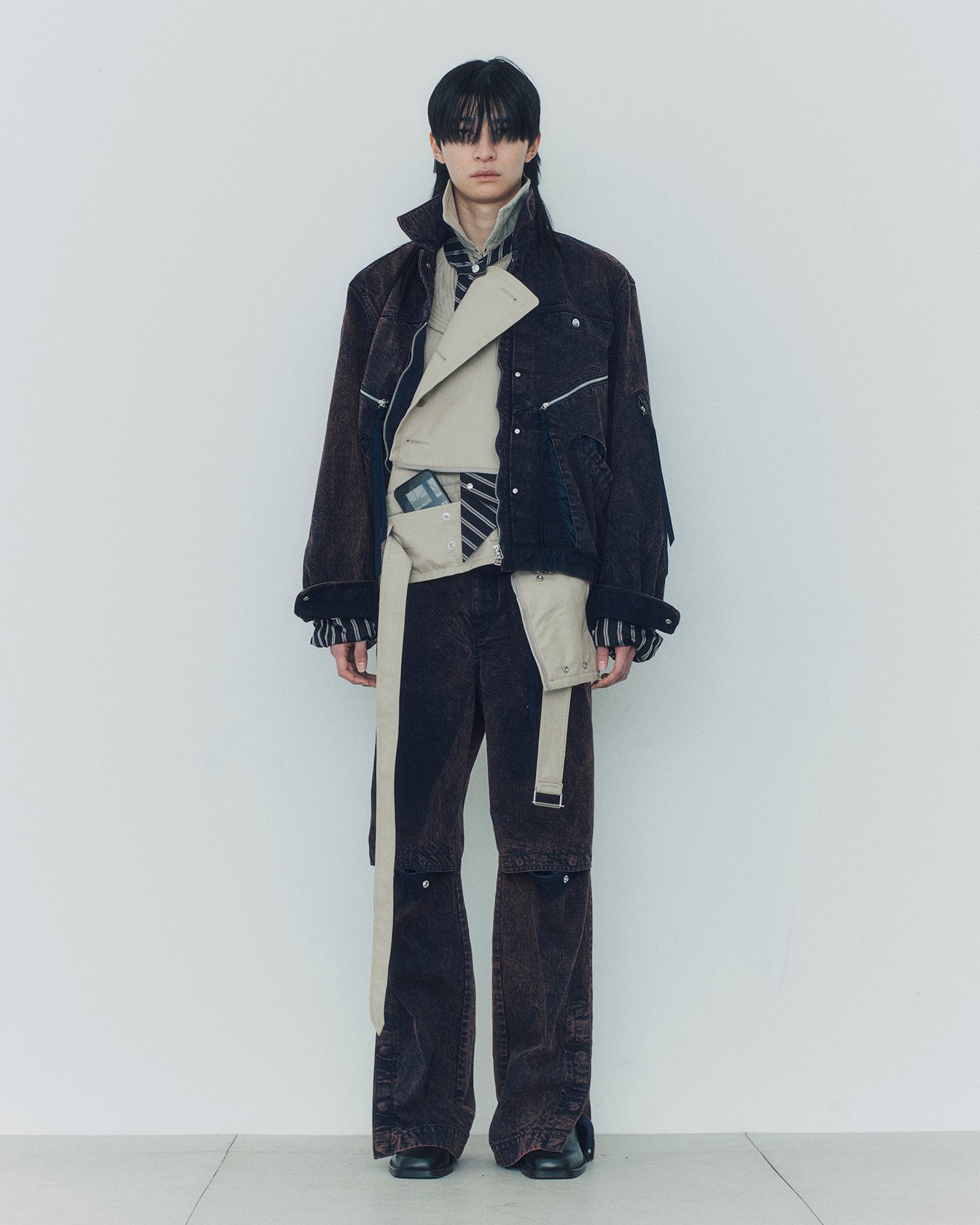 タムのジャケットを着たモデル