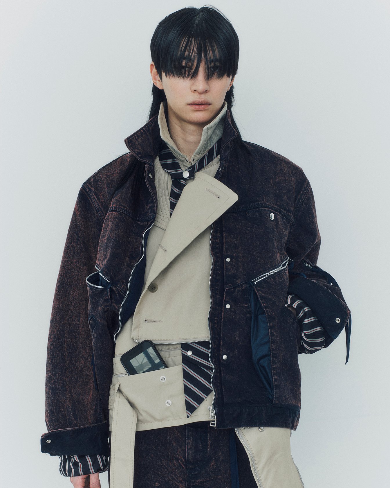 タムのジャケットを着たモデル