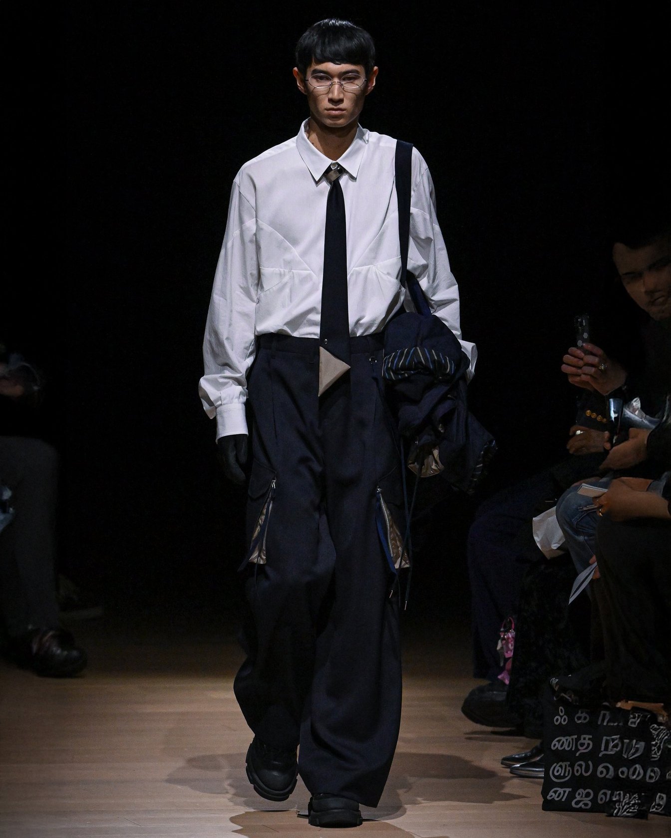 タムのボトムスを穿いたモデル