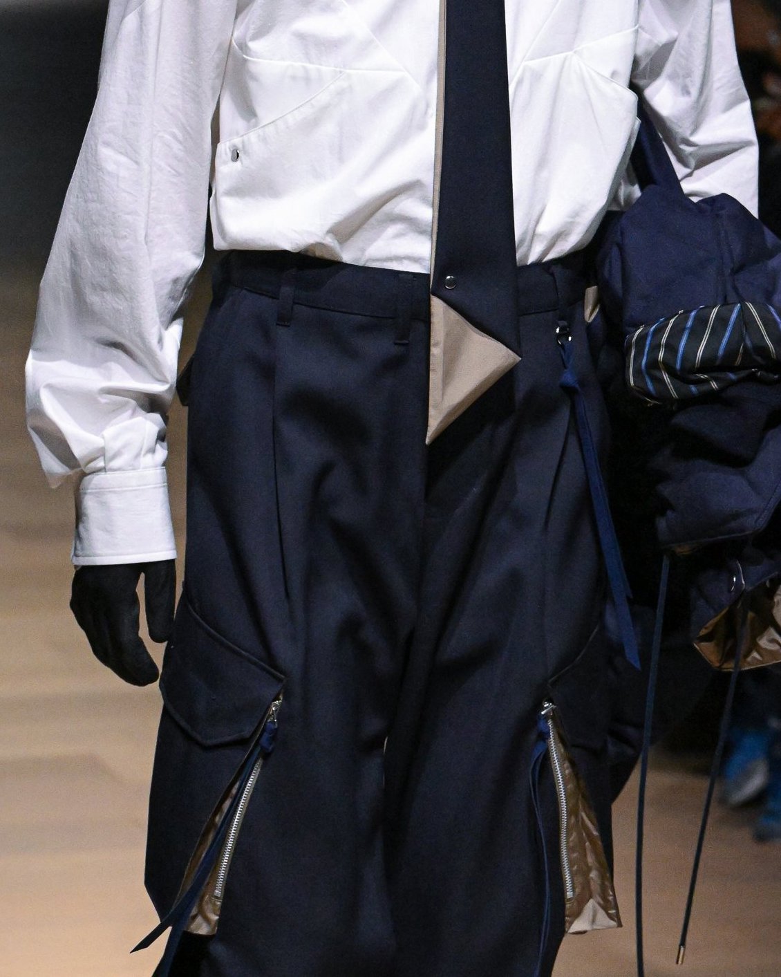 タムのボトムスを穿いたモデル