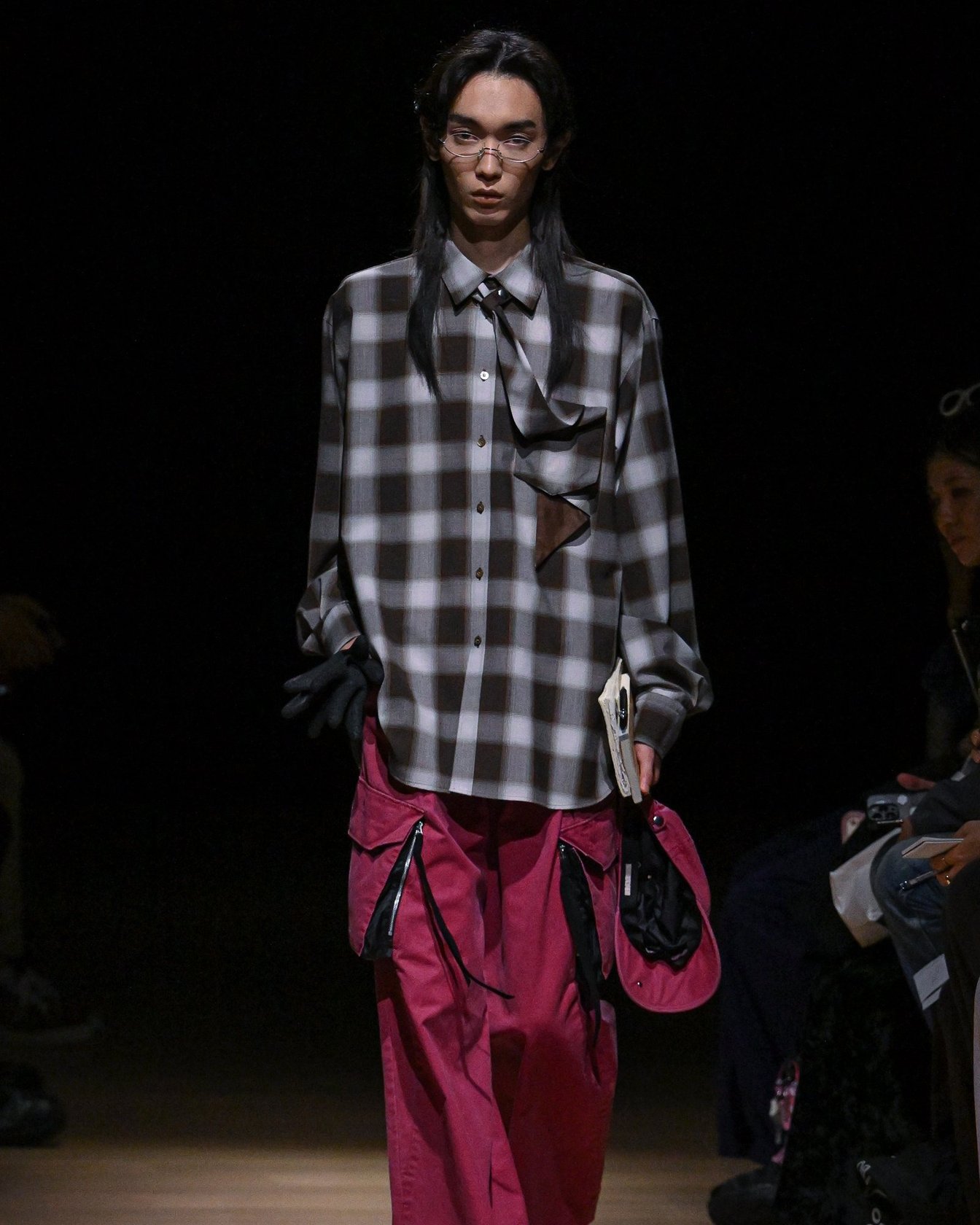 タムのシャツを着たモデル