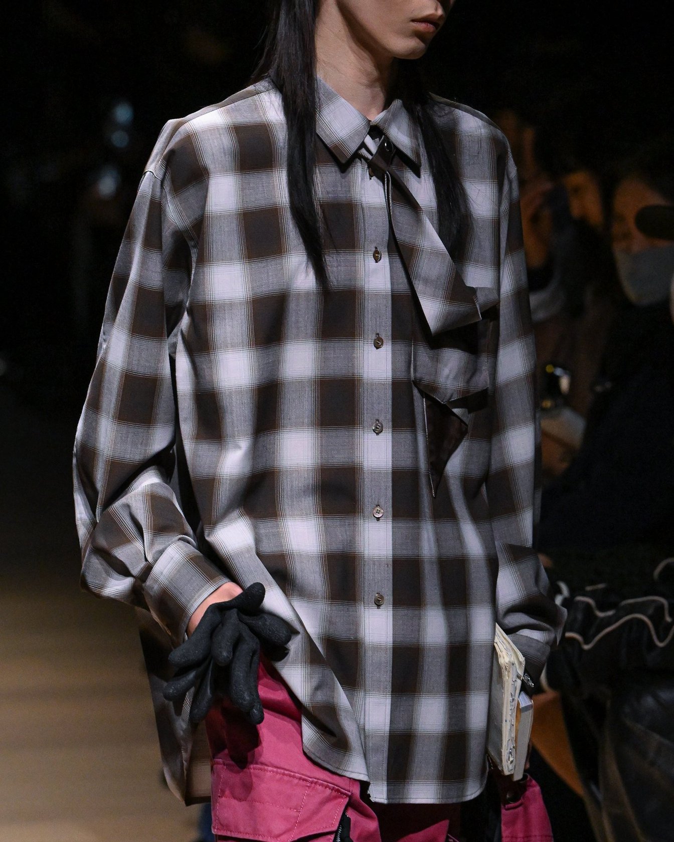 タムのシャツを着たモデル