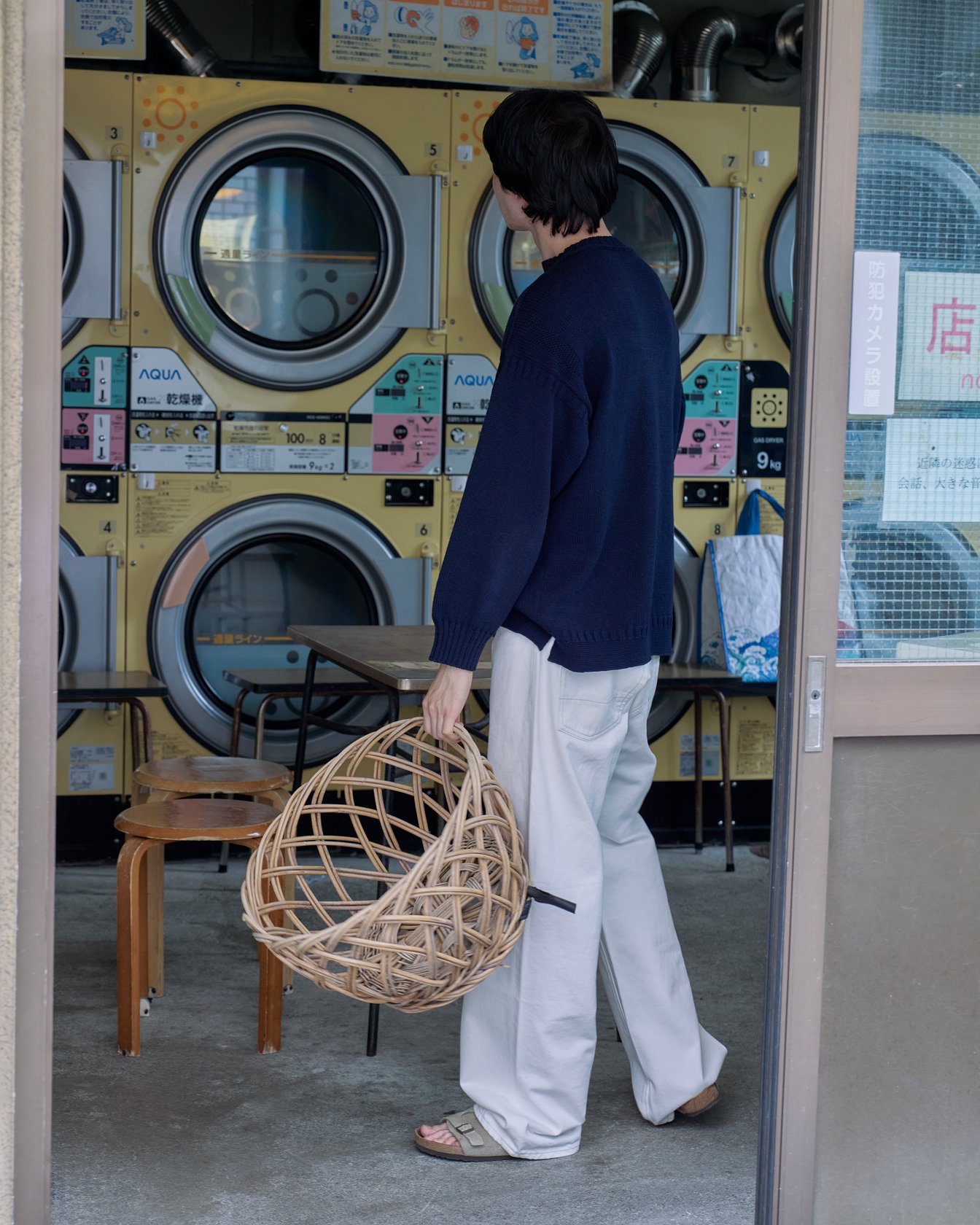 ユースオブザウォーターの洋服を着た男性モデル