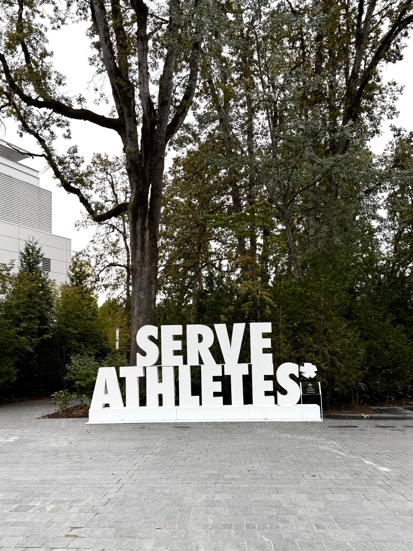 ナイキ本社に設置された「アスリート*に仕える(SERVE ATHLETE*)」のモニュメント