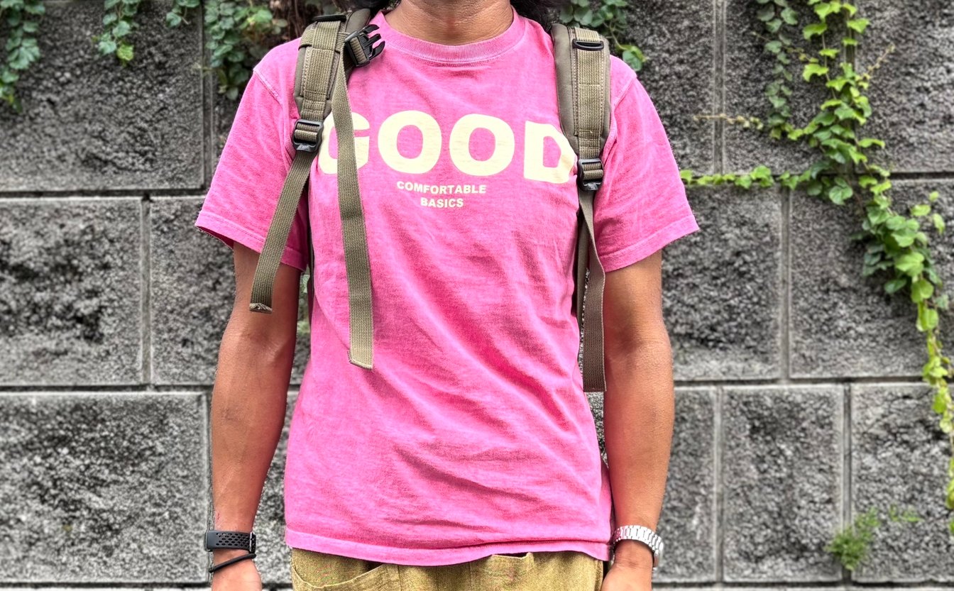 ピンクのTシャツ