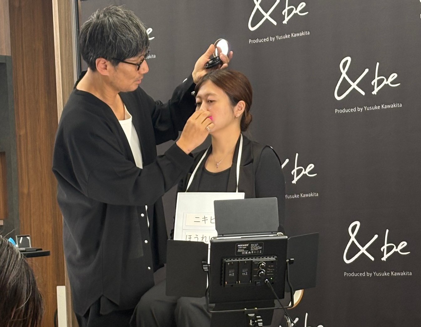 女性をメイクする男性