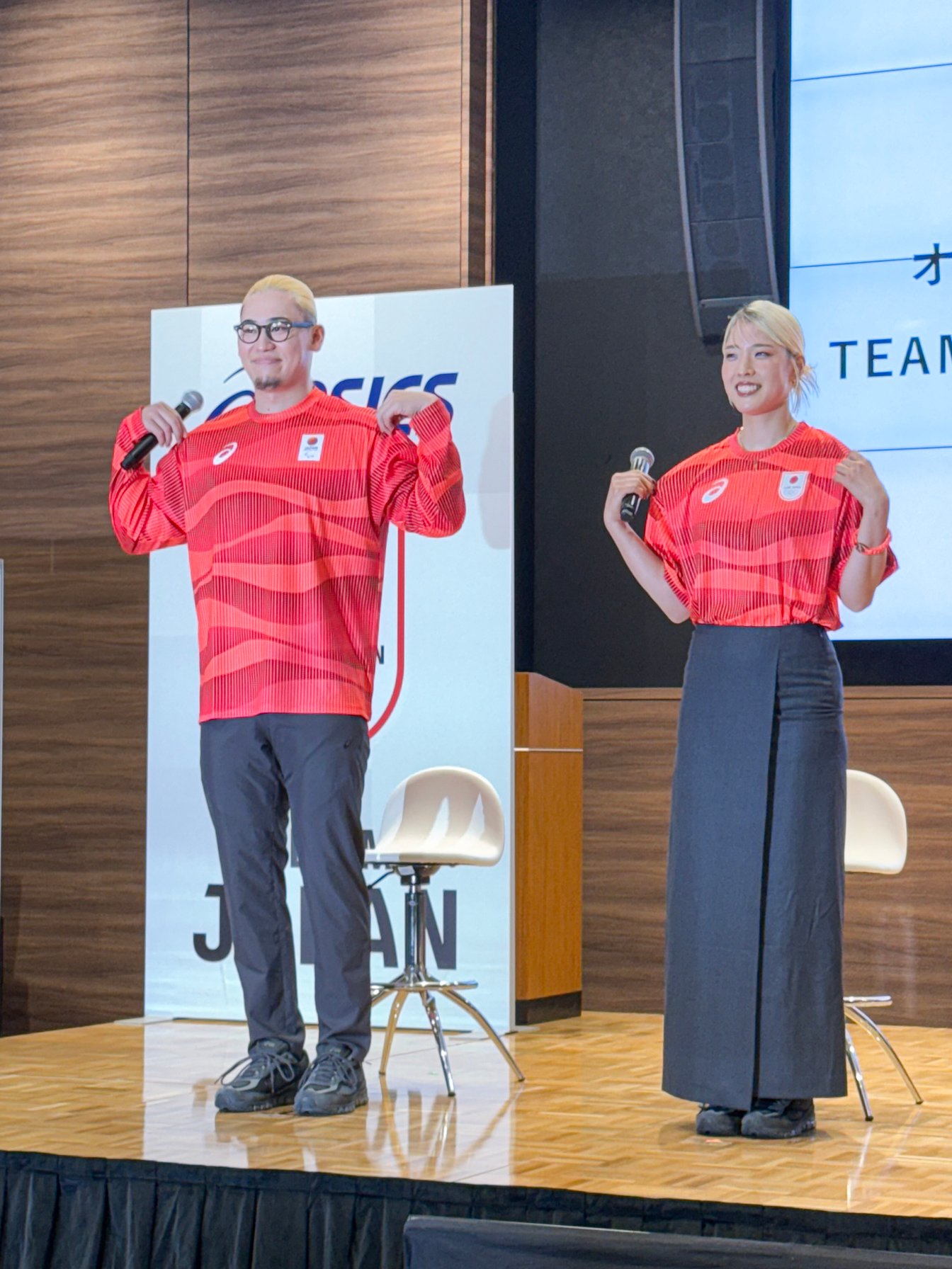 ゴールボールの宮食行次選手(左)とフェンシングの江村美咲選手(右)