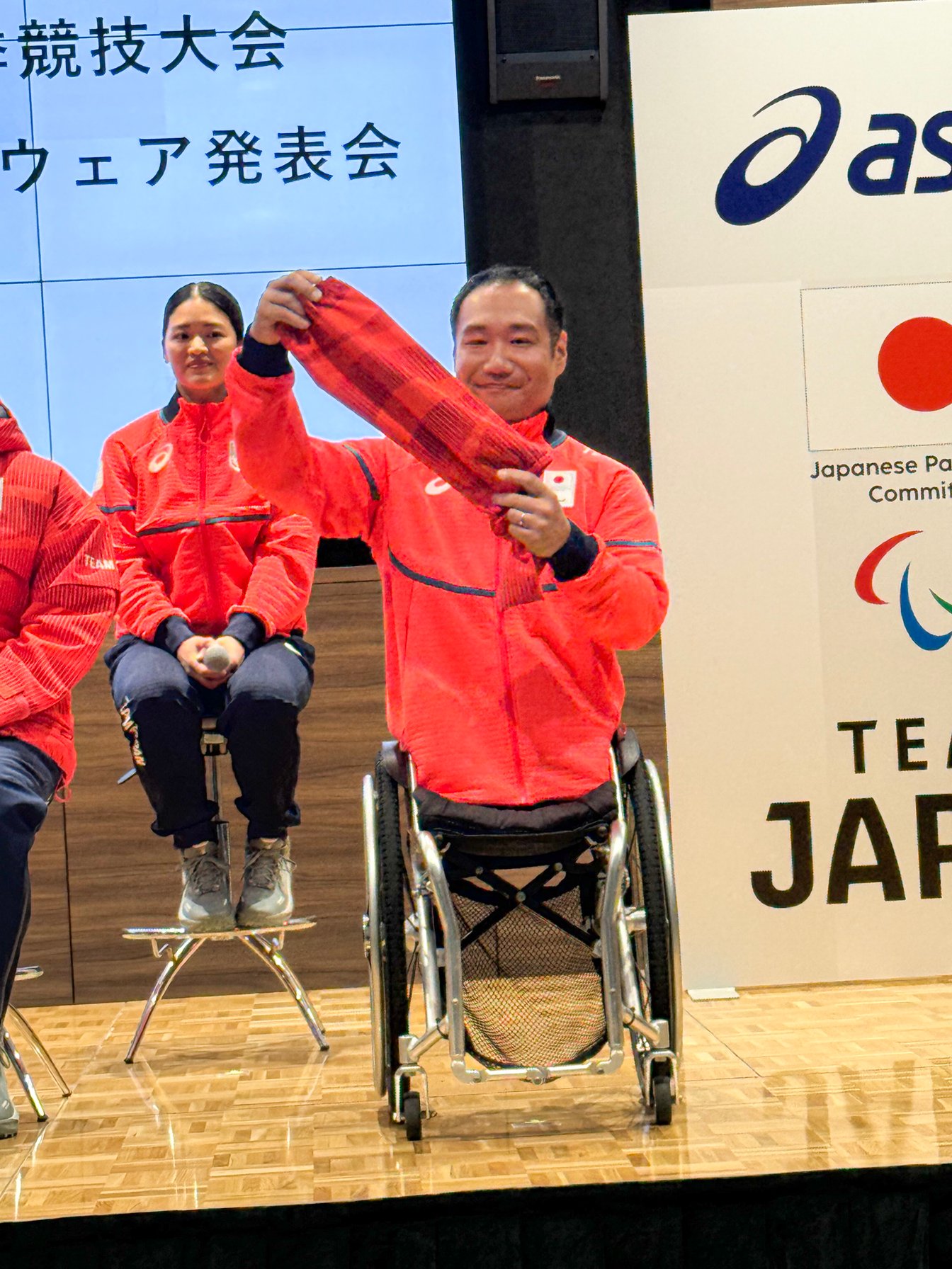 アームカバーを持ったパラアルペンスキーの鈴木猛史選手