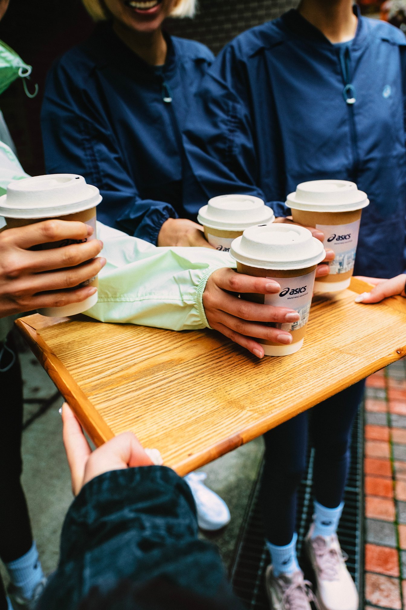 シューズを履いた足元